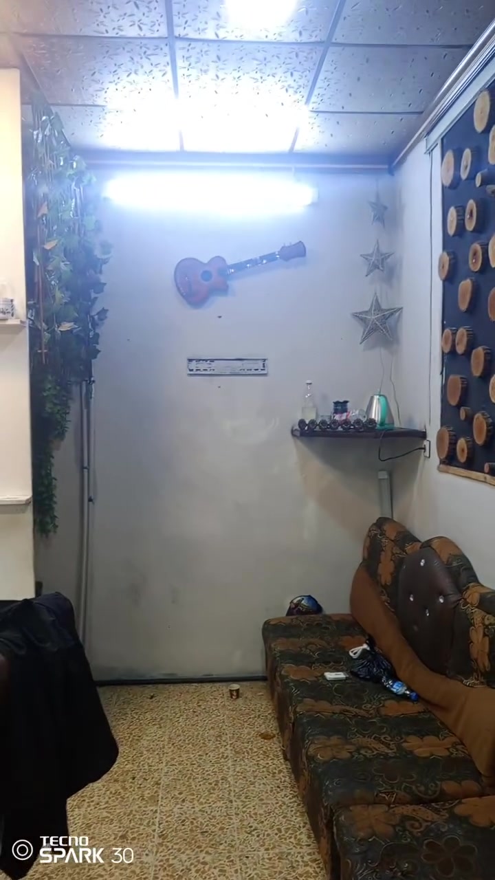 محل حلاقة كامل الاثاث والأدوات للبيع المحل جاهز للعمل وبي معاميل في حي الكرامة مقابل فرع الشجرةوذلك  لعدم التفرغ للعمل به مع العلم ايجار المحل الشهري 100الف  للاستفسار الاتصال على الرقم***********
