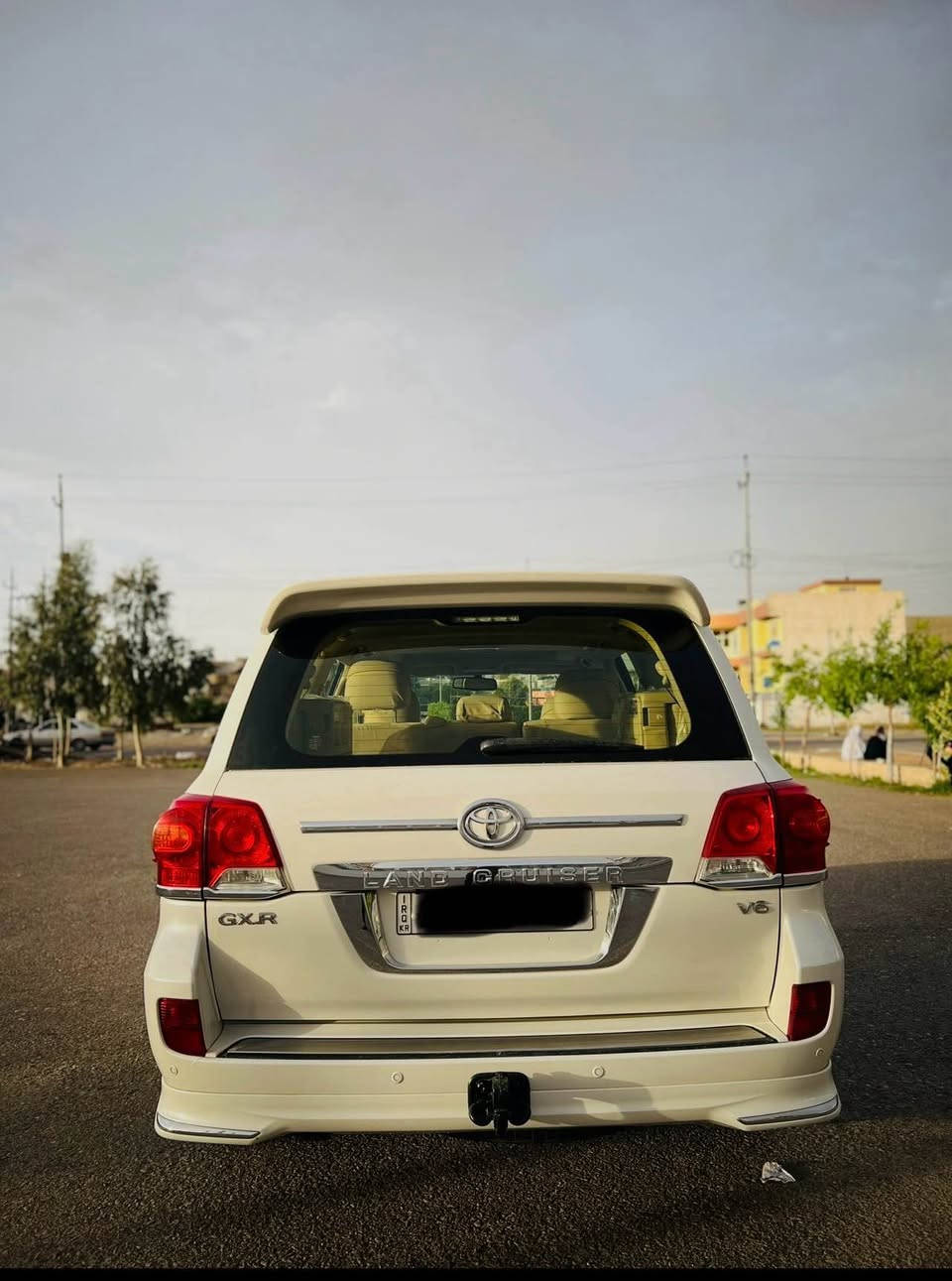 تۆیۆتا لاند کروزر (وەنەوشە) 2015 GXR فول مواسەفات شەش پستۆن سلاید ، سلاجە ، لایت زینۆن ، سێ مقعد و تەبرید مرکزی ، چاملغ و کەمێک دەعامی بۆیاخە بستەک سنوقی تعدیل و ڕسمی سۆنەرەکەم دانایە و گێڕ و مەکینە و هەمووشته بە شەرت 98 هەزار ڕۆیشتوە و نرخی 400$ ە . 
*********** أربيل, العراق
