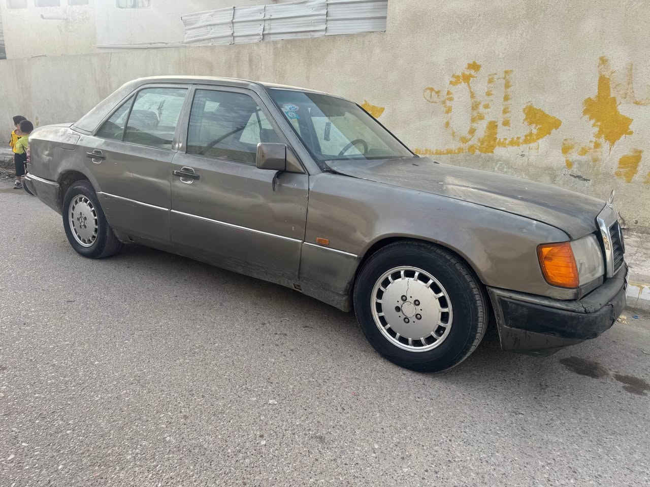 السلام عليكم للبيع مارسدس دب مديل 88 مكينه وكير ثنين ونص حداديه حلوه دواخل جديده تخم تاير كهربايات كلها شغاله رقم ذي قار مشروع وطني سنويه 27 مداور ثاني يوم قواعد الدبل سليمه بس وحده مصلحه مكاني الناصريه مركز السعر 27 وبيه مجال   رقمي *********** ناصرية, ذي قار
