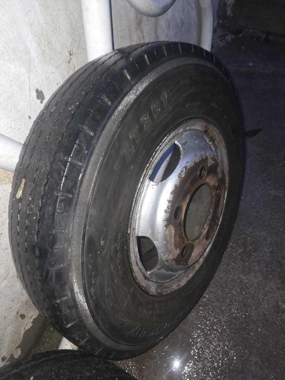 جوتێک تایەی لۆنگوای ٧٠٠ بە ویلەوە بۆ فرۆشتن ***********
