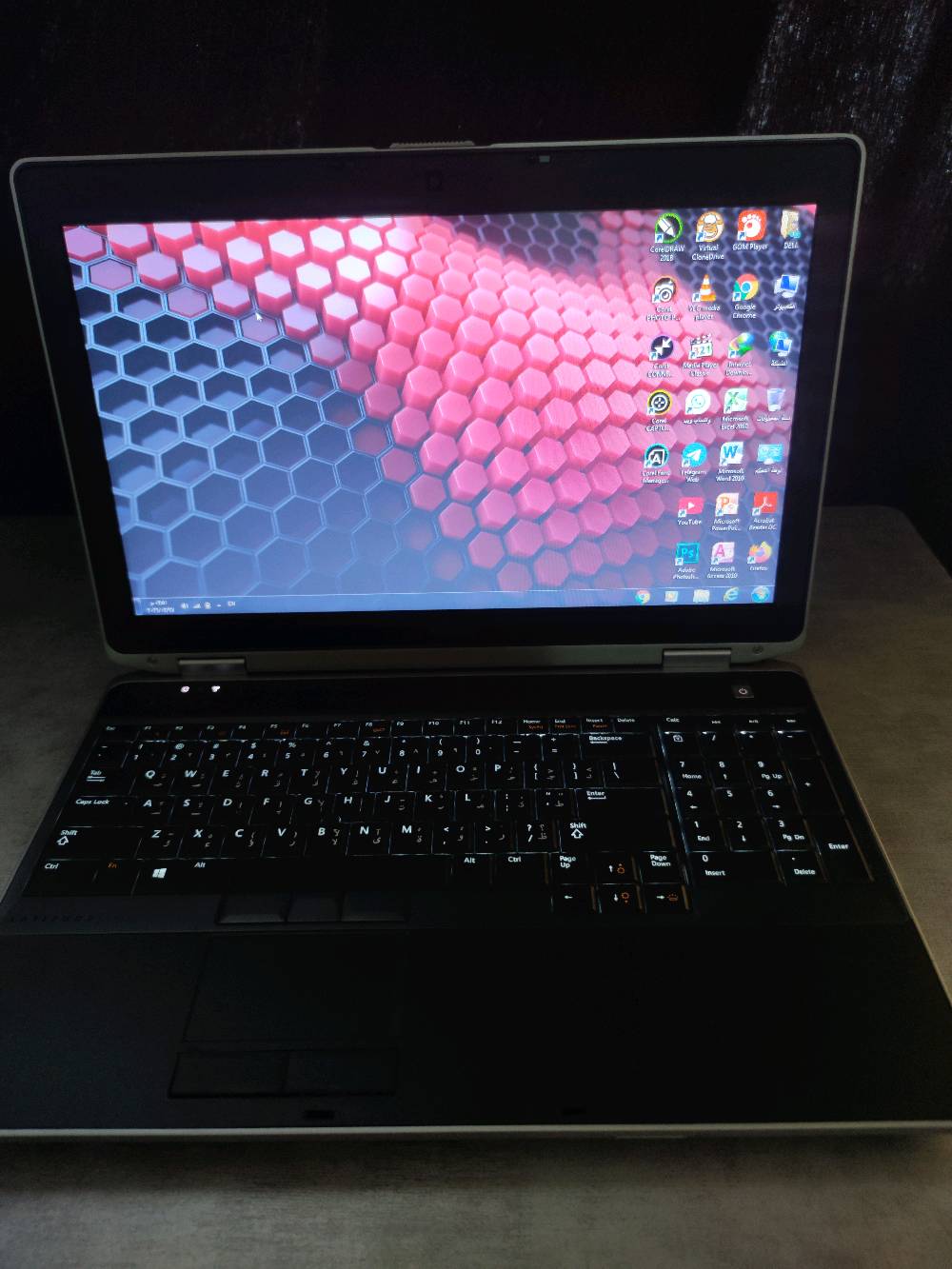 لابتوب من شركة Dell  
المعالج  cori7 3520M 2.90GHz
الرام 4كيكا قابل للتطوير 
الذاكره 500 HDD كيكا قابل للتطوير 
حجم الشاشة كبير 15.6 انج
كيبورد ضوئي عربي انكليزي ليزري 
كارت منفصل نوع نفيديا NVS 5200M
كارت داخلي نوعntel(R) HD Graphics 4000
يحتوي على منفذ قارى اقراص DVD 
متوفر توصيل لجميع محافظات