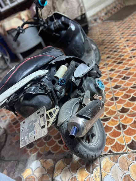 للمراوس شعندك نزل….. 

خير من الله تجي وتفحص بعينك بيها قاعده اصليه 
وصالنصه اصليه
 وشوته مال 4 
وصدر وقبق فلاوين 
ويدات بريك اصليه 
عضمه سكليتر 
وياله مشيف اصليه مو تجاري
دراجة كامله مكمله تريدها مال لعب تريد تقبطها كفرات
55 ناشفة
