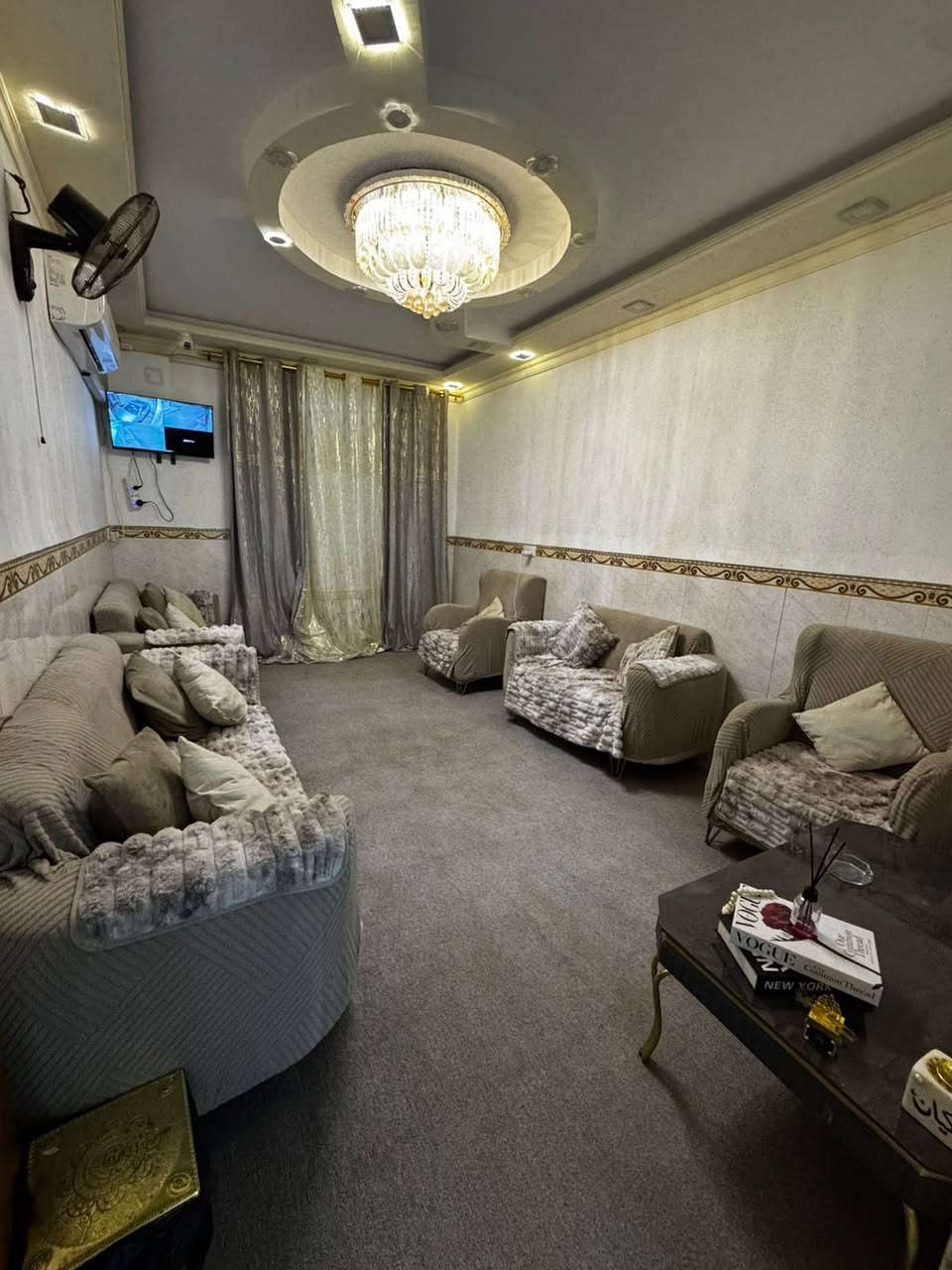 السلام عليكم
بيت 150 قاطين بالدخل المحدود شارع النخيل خلف مدرسة العزيزية الابتدائية مقابل شارع 30 متر 

يحتوي ع كراج حديقة استقبال هول صالة غرفة نوم مطبخ صحيات داخلية وخارجية الطابق الثاني غرفتين نوم . يباع مع الاثاث او بدون حسب الرغبة

السعر 155 وبي مجال
***********
