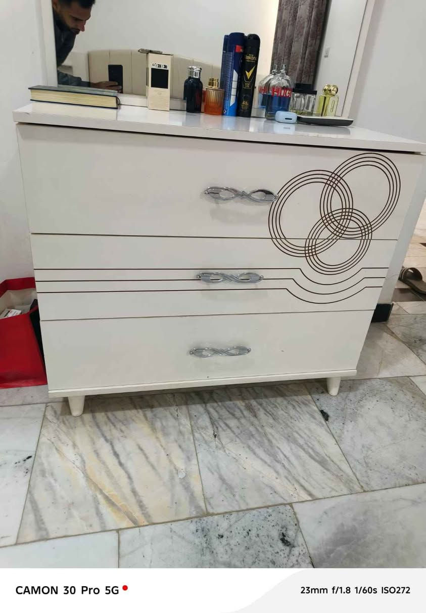 غرفه نوم نفرين مستعمل نظيف للاستفسار على الرقم التالي *********** النجف, العراق
