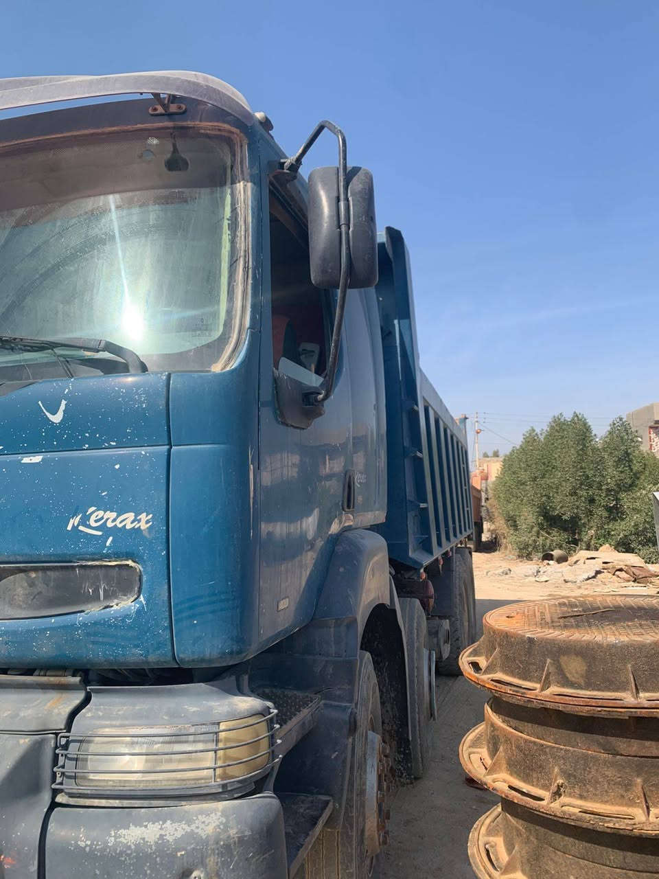 اسلام عليكم رينو قلاب للبيع بم ونوزل ٤٠٠ بلادي رقم قادسيه مجموعه جي اف موديل ٢٠٠٣ اصل ومعلايه ٢٠١٣ مكانها واسط $٣٣٠ وبيها مجال  ***********
