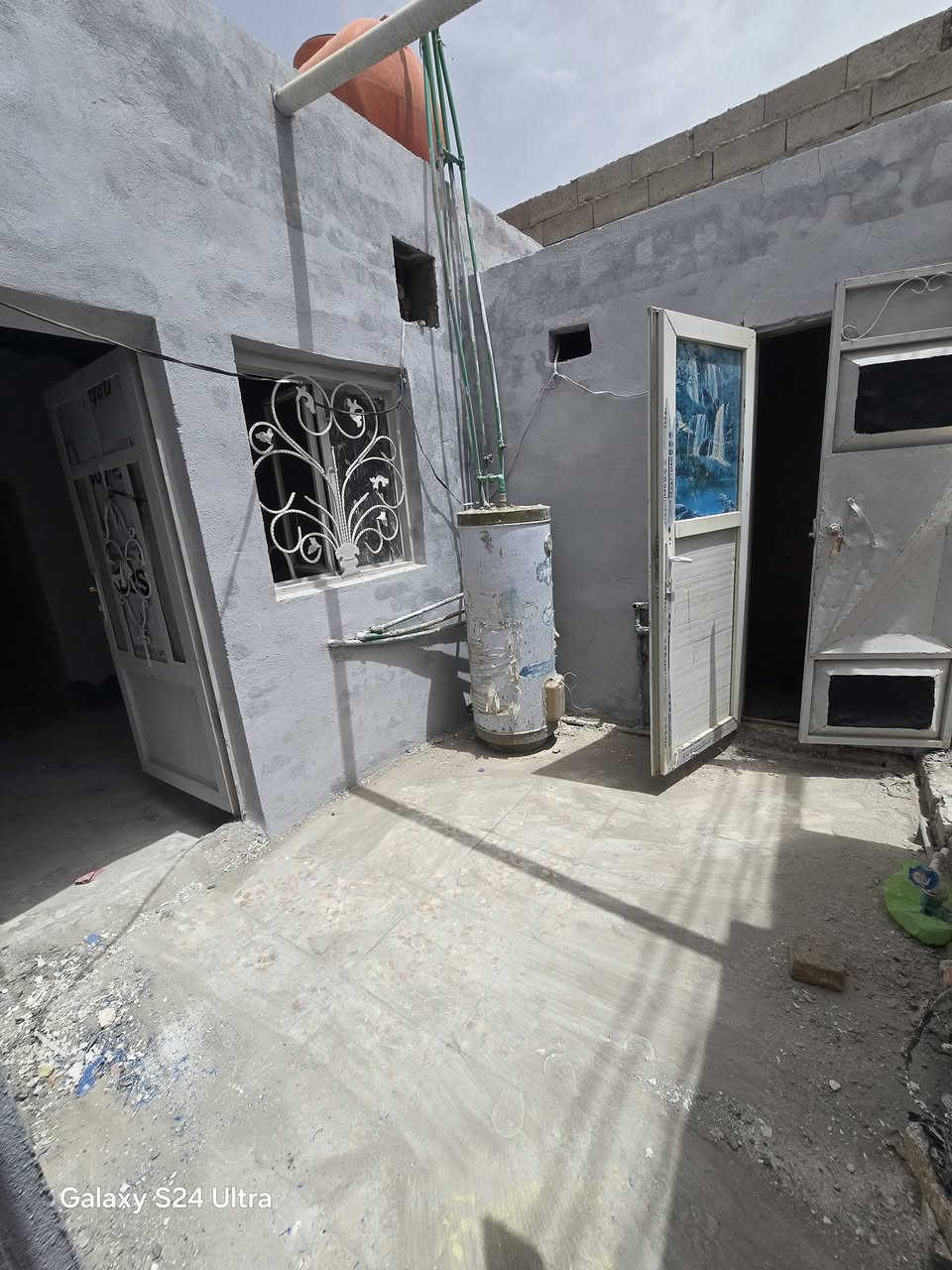 بيت لبيع بشارع المطار الجديد يم سكلت الجنابي المساحه ١١٠متربس بل مكاتبه ١٠٠متر  يحتوي على غرف ٣ وحده منهن صغيره وصاله ومطبخ وستقبال ومكشوفه وصحيات وطارمه السعر ٢٤ وبي مجال   للستفسار *********** مكتب بركات ام البنين قرب مثلجات سنبله

