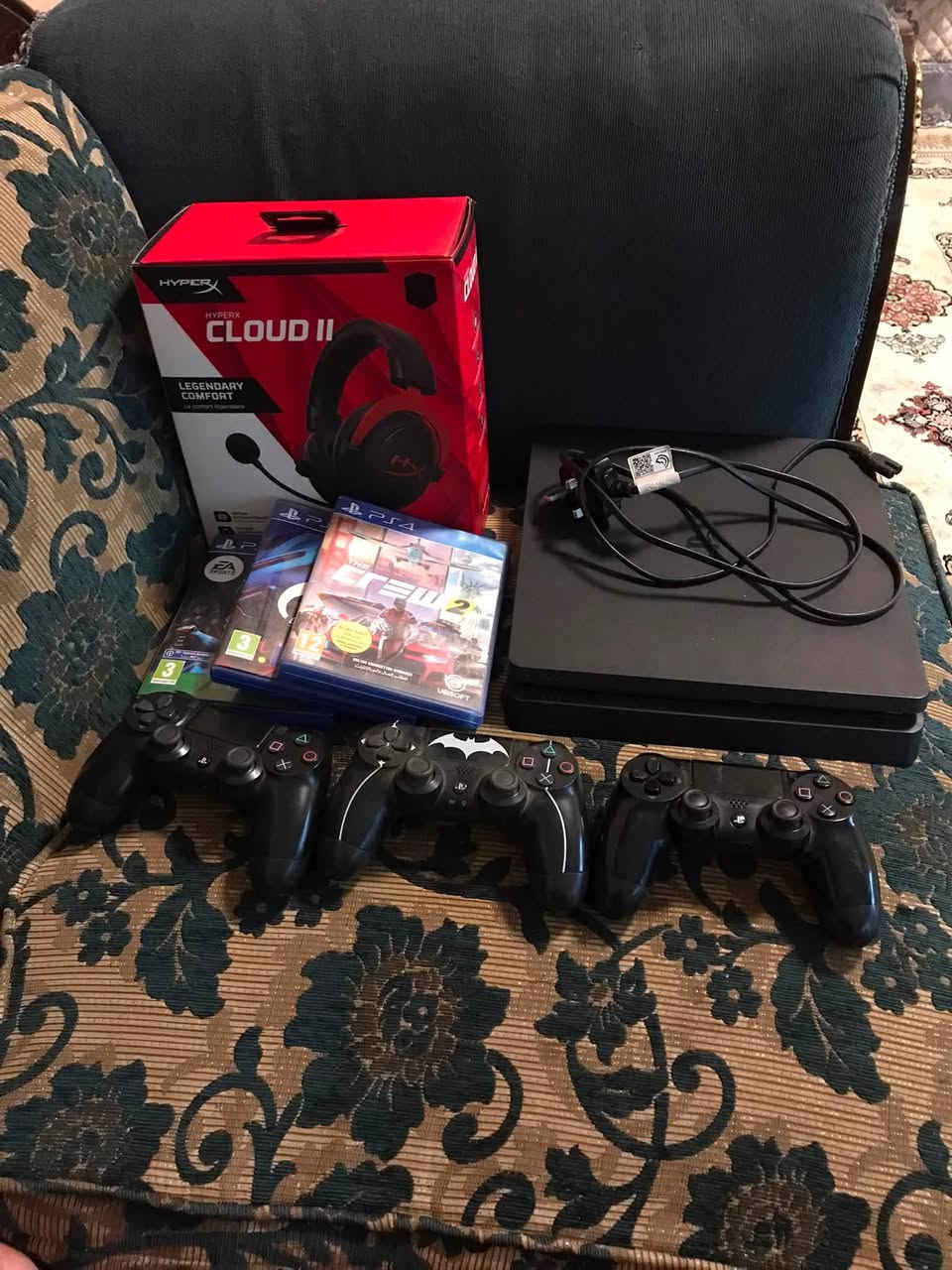 بلي فور سلم
النظافه 80%
+the crew 2
+gran turismo 7
+fc24
3 يدات 
+سماعه hyperx cloud 2
السعر 300 الف ويه السماعه 
بدون السماعه 250 الف
واتساب ***********
