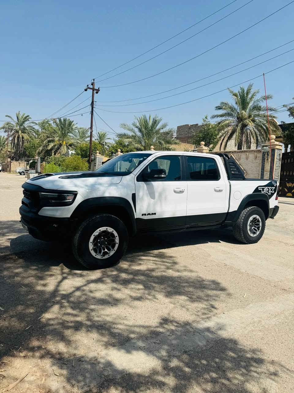 ديناصور رام TRX –  ( هيلكات ) 702 HP
الموديل: 2022 فول فول مواصفات 

العداد: 40,000 ألف ميل
اللون: ابيض
المحرك: V8 – 6.2 لتر Hellcat Supercharged – قوة 702 حصان
الفئة: فول – أعلى فئة بالمواصفات

المواصفات:

ناقل حركة أوتوماتيك 8 سرعات

نظام دفع رباعي 4WD

تعليق رياضي مخصص للأوف رود مع نظام Bilstein Black Hawk e2

مقاعد جلد فاخرة مع تطريز TRX

مقاعد أمامية كهربائية مع تبريد وتدفئة

شاشة وسطية 12 إنج تعمل باللمس مع نظام Uconnect

نظام ملاحة مع خرائط الشرق الأوسط

كاميرات 360 درجة + كاميرا خلفية عالية الدقة

حساسات أمامية وخلفية

رادارات أمامية مع نظام تجنب التصادم

نظام تثبيت سرعة متكيف (Adaptive Cruise Control)

ستيرن كهربائي متعدد الأوضاع

نظام صوتي Harman Kardon بـ 19 سماعة

فتحة سقف بانوراما

شحن لاسلكي + مداخل USB Type-C

بصمة تشغيل + دخول ذكي

إنارة LED أمامية وخلفية مع نهارية

أوضاع قيادة متعددة (Sport – Baja – Snow – Mud – Rock – Auto – Tow)

نظام Launch Control

سعة سحب عالية تفوق 8,000 باوند

خطافات سحب أمامية وخلفية

جنوط أصلية TRX مع تايرات لجميع التضاريس

دبل إلكتروني مع دفرنش خلفي محدود الانزلاق

عدة كاملة + اسبير حجم كبير

المكان: الحله
رقم صاحب سيارة ***********
