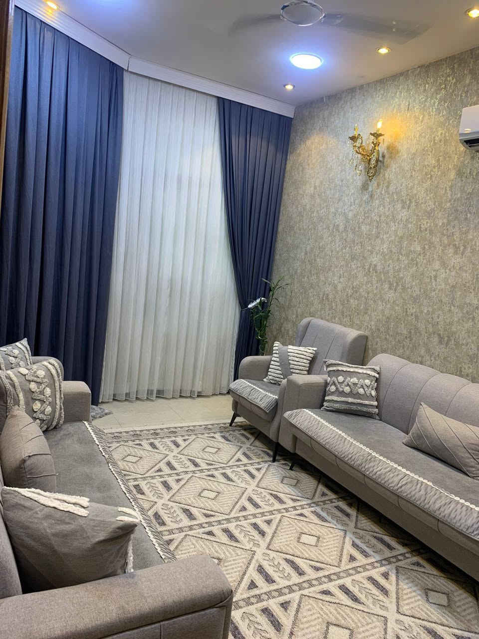 📍 للبيع دار سكنية – البلديات / مضمار العابد
خلف سنتر البلديات، مقابل البازيخانه – سما البلديات
🔹 المساحة: 100 متر
🔹 الواجهة: 5 متر
🔹 النزال: 20 متر
🔹 سنة البناء: 2022
🔹 بناء درجة أولى
🔹 تصميم مريح وخريطة مرتبة
تتكون من:
▪️ 3 غرف نوم
▪️ صالة
▪️ 2 حمام
دار نظيفة وبمواصفات ممتازة وموقع مميز، مناسبة للسكن العائلي. للاستفسار أو تصال عبر رقم 📞📞***********
