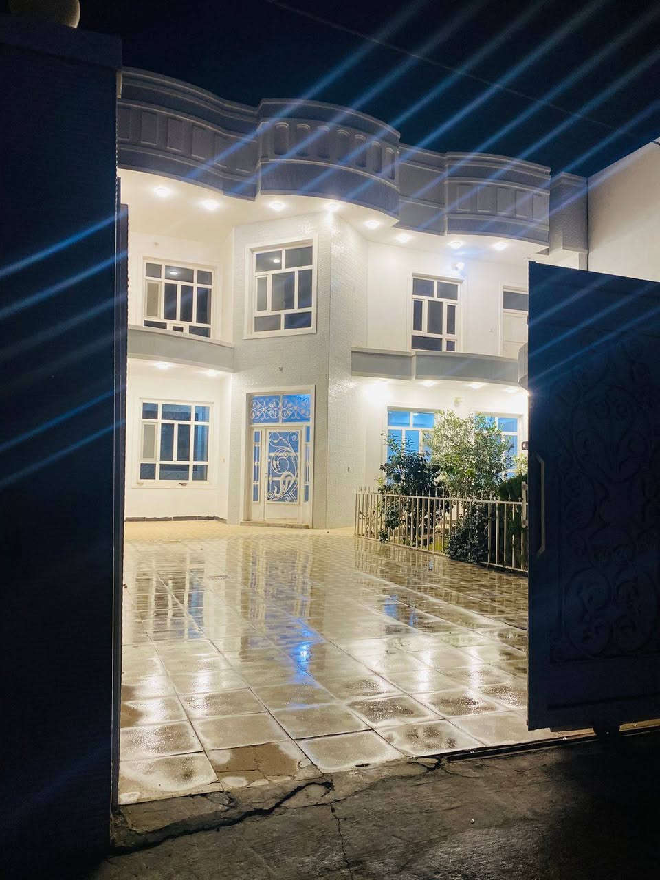 بيت للبيع مساحه ٣٧٠ متر شارع ٢٠ شارع جامع السلام ٥ غرف نوم كراج وحديقه كبيره سحبات بالسقف بناء درجه اولى طابوصرف باسم شخص واحد موقع مميز السعر ٢٨٠ مليون بي محال للتواصل *********** بي واتساب
