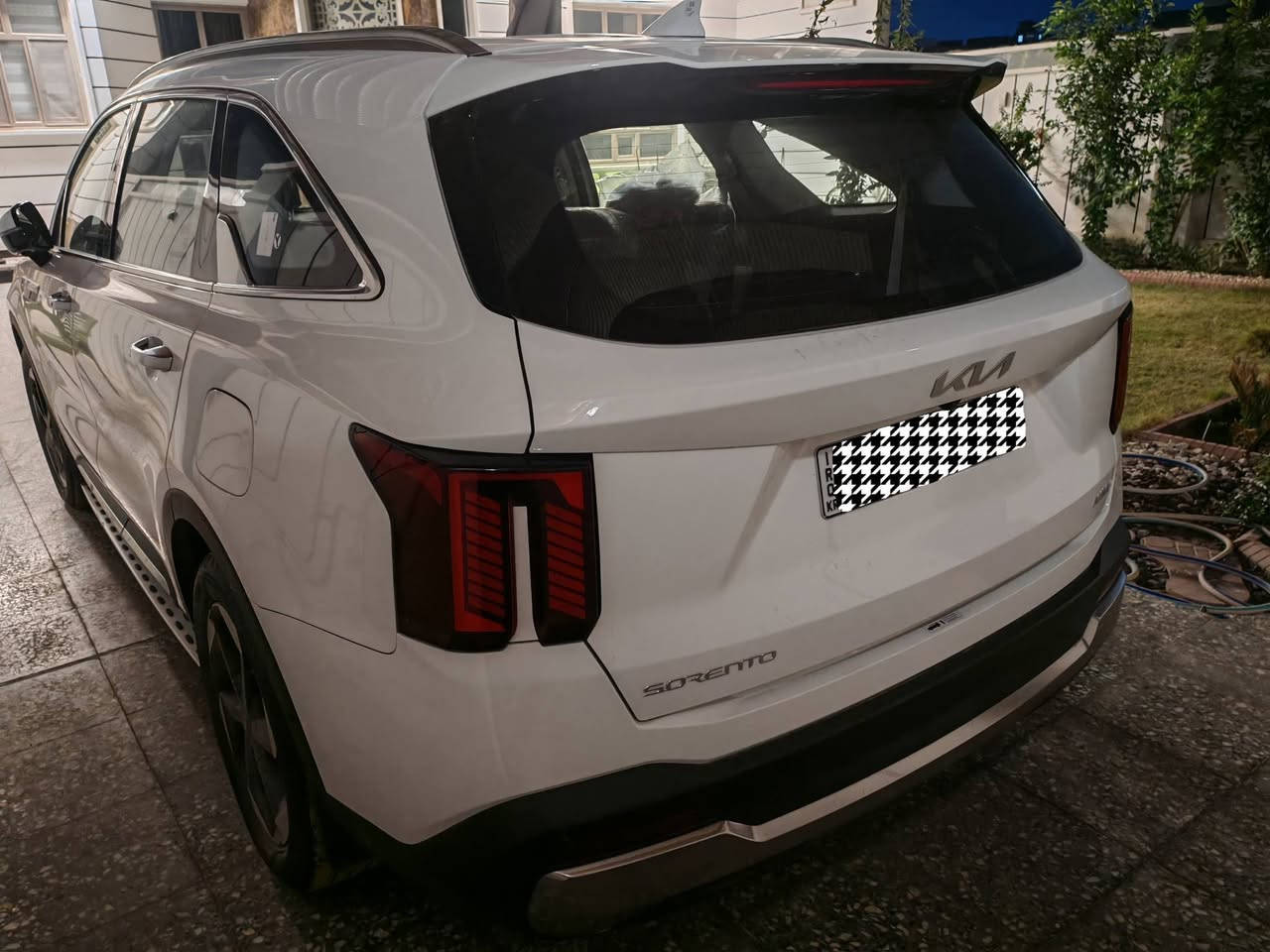 🚘 كيا سورينتو 6 سلندر – موديل 2024 (خليجي)
🔧 المحرك:
• 6 سلندر – 3500 سي سي

🛣 ماشية:
• 36,000 كم

🔑 التشغيل:
• بصمة تشغيل
• تشغيل عن بُعد

🪑 المقاعد:
• مقعد السائق والراكب كهربائي ⚡
• مقاعد جلد
• تدفئة وتبريد للمقاعد الأمامية ❄🔥
• ستائر جانبية للمقاعد الخلفية

🛡 أنظمة الأمان:
• نظام كاميرات محيطية 360° 📸 (4 كاميرات)
• رادار خلفي لتجنب الاصطدام عند الرجوع 🔙
• حساسات أمامية وخلفية
• مانع انزلاق
• مانع انحدار
• حساس تايرات

🚦 أنظمة القيادة:
• 4 أنظمة قيادة
• أوتو هولد
• هاند بريك بصمة

💡 الإضاءة والمظهر:
• أضواء ترحيب عند الاقتراب مع ترحيب داخلي ✨
• إضاءة LED أمامي وخلفي
• إنارة محيطية داخلية
• إشارات بالمرايا
• عتبات جانبية (دوسات)

📱 التقنيات:
• شاشة عدادات رقمية
• شاشة لمس متغيرة للتحكم بالميديا أو التبريد
• شحن لاسلكي للهواتف 🔋
• مرآة داخلية ذاتية التعتيم
• فول تحكم استيرن
• منافذ Type-C في الكشنات

❄ التكييف:
• تبريد 3 مناطق

📦 الصندوق:
• صندوق خلفي كهربائي

🛞 الإطارات:
• قياس 19 إنش

📍 المعلومات:
• رقم أربيل – تحويل ثاني يوم
• مكان السيارة: الفلوجة
• باسمـي شخصيًا
• البيع فقط
السعر💵320$ 

📞 للاستفسار:
 ***********
