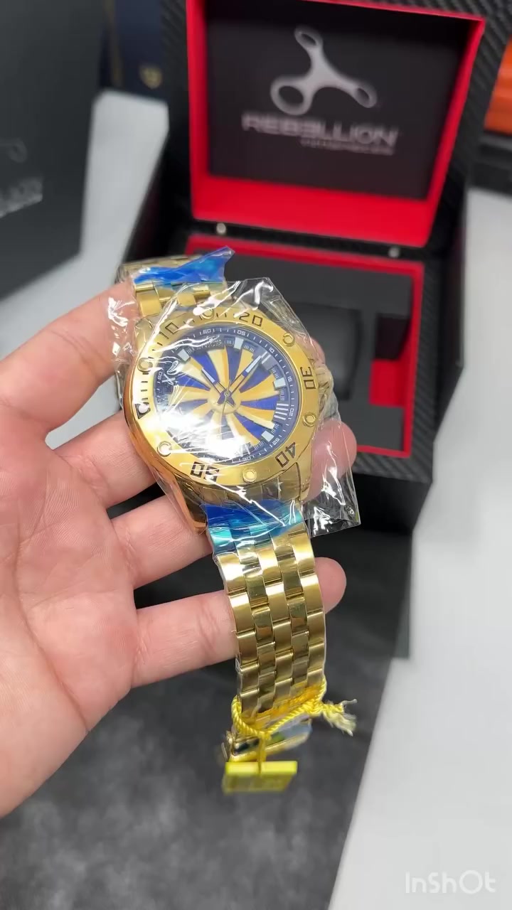 ((شباب مزاد من 50 الف)))
الساعة المعروضة في الصورة هي ساعة إنفيكتا سبيدواي توربين (Invicta Speedway Turbine)، وبالتحديد الموديل 25851. 

المواصفات الرئيسية:
الموديل: Speedway 25851.
الحركة: أوتوماتيكية (Automatic) من نوع NH35A، وتتميز باحتياطي طاقة يصل إلى 41 ساعة.
التصميم: تتميز بمينا (قرص) باللونين الأزرق والذهبي بتصميم "توربين" أو "مروحة" دوارة.
الهيكل والسوار: مصنوعان من الفولاذ المقاوم للصدأ المطلي بالذهب الأصفر.
المقاس: قطر الهيكل يبلغ 49 ملم.
مقاومة الماء: تصل إلى عمق 100 متر (330 قدم).
مميزات إضافية: أرقام رومانية ومؤشرات مضيئة (Tritnite) للرؤية الليلية. 

تعتبر هذه الساعة جزءاً من مجموعة "سبيدواي" التي تجمع بين الأناقة الرياضية والتصميم الجريء.


**إذا كنت صاحب هذا الإعلان وتريد حذفه لأي سبب، رجاءا أرسل رسالة إلى الدعم الفني**