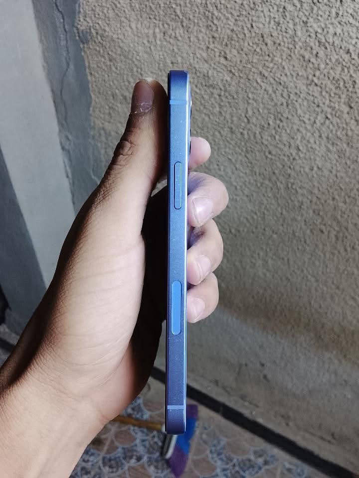 � للبيع: iPhone 12 (عادي)
الجهاز بحالة الوكالة من جميع النواحي.
* الشاشة مبدله ٣خيارات 
* يوجد فقط فطر (كسر) في الظهر، وماياثر على أداء الجهاز.
* كل شيء شغال 100%.

💰 السعر: 230
❌ غير قابل للنقاش.
اتصال واتساب /***********
