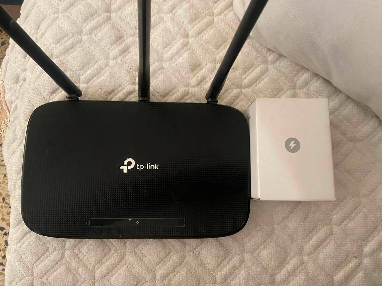 للبيع راوتر TP-Link TL-WR940N V6
🔹 سرعة الواي فاي: 450Mbps
🔹 يدعم الإنترنت الضوئي (FTTH)
🔹 يدعم شركات: الوطني، فايبر إكس، الجزيرة، ومعظم مزودي خدمة الإنترنت
🔹 3 أنتينات لتغطية قوية وثابتة
🔹 شغال 100% وحالته ممتازة

💰 السعر: 25,000 دينار 
📍 الموقع: بغداد - المشتل
📞 ***********

للجادين فقط، والبيع للمستعجل.

