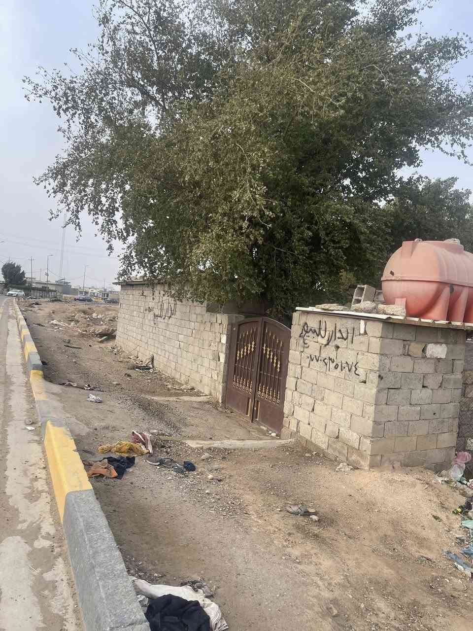 بيت تجاوز للبيع كامل خدمات ماء وكهرباء ومولد وتبليط على شارع العام السندباد مقابل معمل الاسمنت جهة معسكر الرشيد بسعر مناسب جدا سقف سندويج بنل مساحه 300 متر مساحة البناء 110 متر للتواصل ***********
