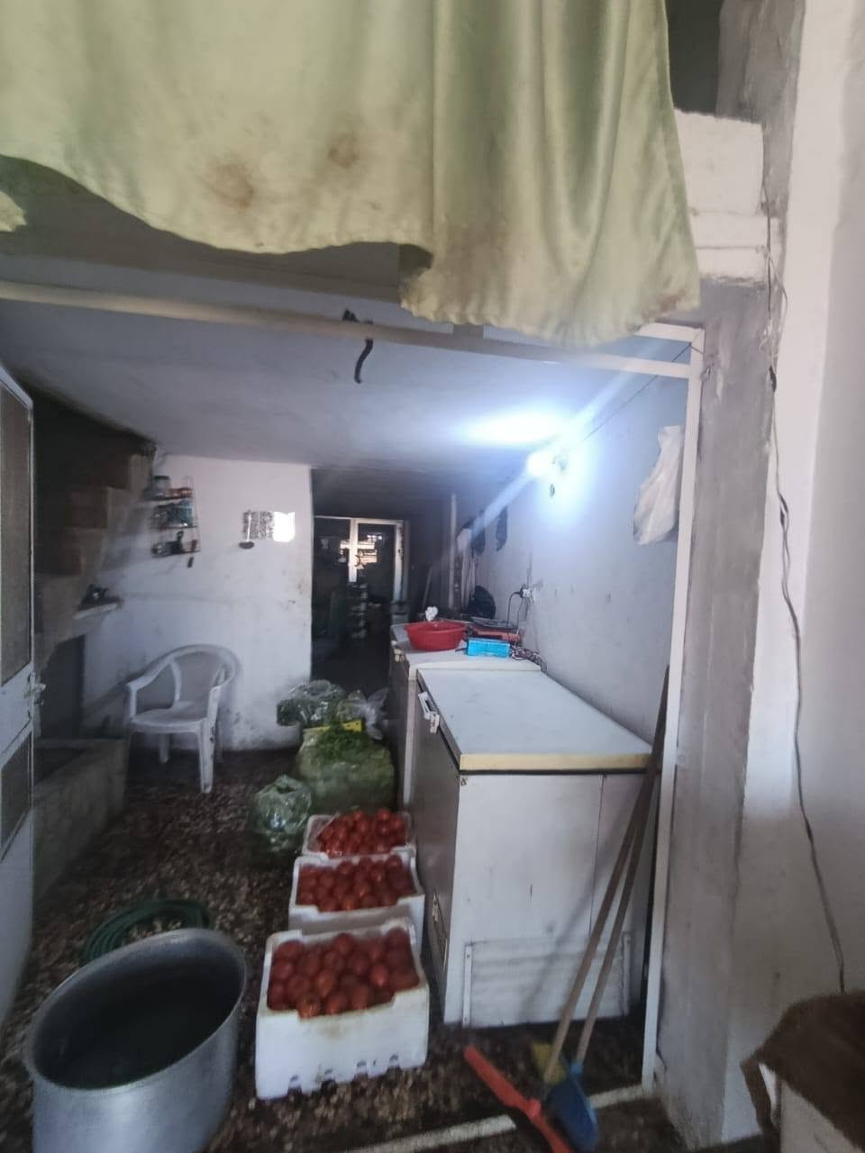 🏢 للبيع محل تجاري بموقع مميز

📍 الموقع:  السقيلبية على الشارع الرئيسي مقابل دوار المنطقة.

🔹 المساحة: 17 م²
🔹 العرض: 3 م
🔹 مع سقيفة.
🔹 طابو أخضر.
🔹 بوابتان:

- بوابة على العبارة.
- بوابة على الشارع الرئيسي.

✨ فرصة ممتازة للاستثمار أو افتتاح مشروع تجاري في موقع حيوي.

📞 للاستفسار ولمعرفة المزيد من التفاصيل، يرجى التواصل عبر الأرقام التالية:

محمد الشيخ
📱 0991051523

مكتب البوادي
📱 0940360801


**إذا كنت صاحب هذا الإعلان وتريد حذفه لأي سبب، رجاءا أرسل رسالة إلى الدعم الفني**
