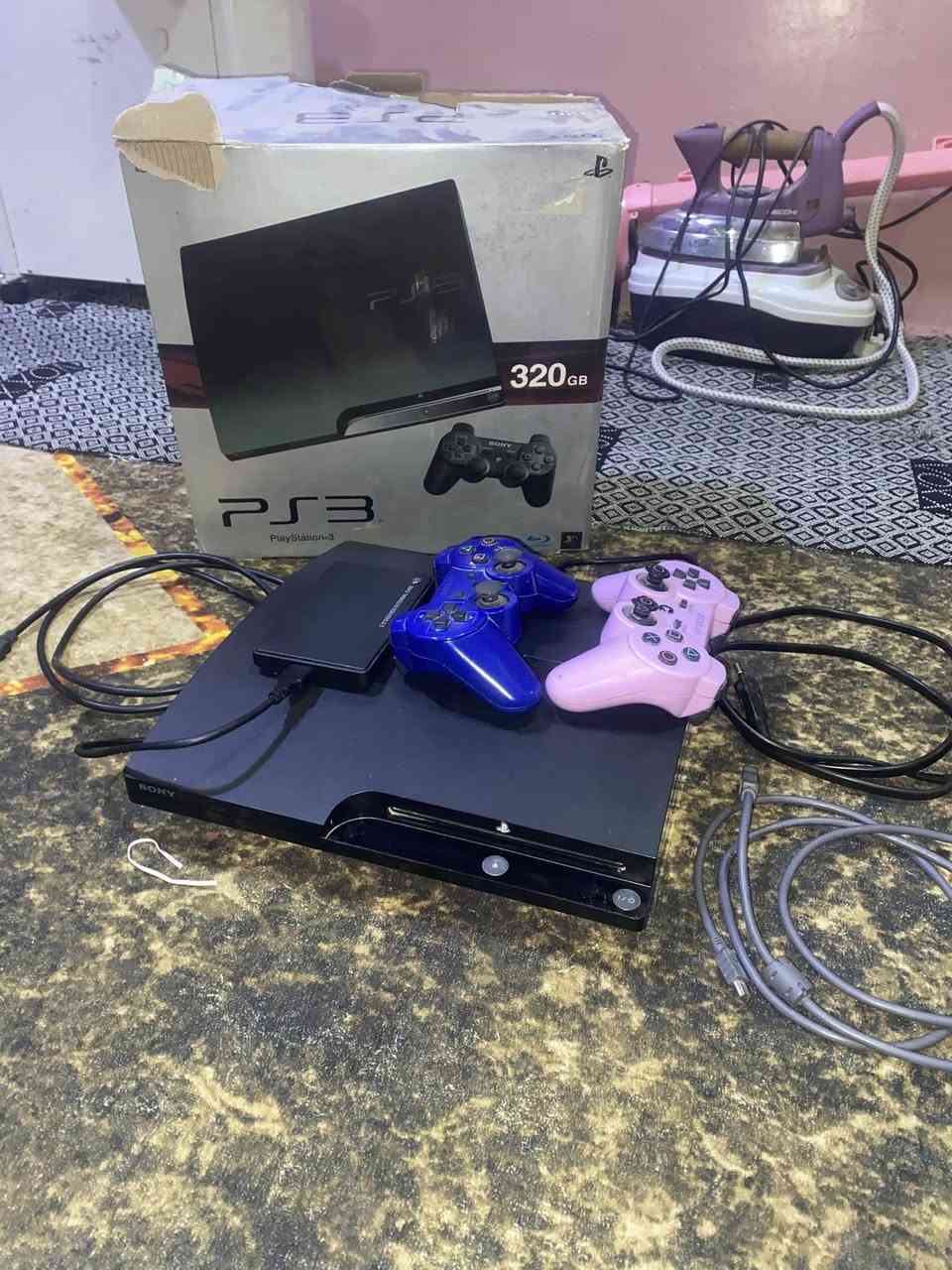 يالله سلام عليكم بلي ستيشن 3 الاصلي نضيف وجديد وغراضه كله كامله معه يداد ثنين معه هارد بلي يجن بيه 50 لعبه الابلي جديد ونضيف وما داخل تصليح ابد الله شاهد شرط تجي تفحص اذا مفتوح لو داخل تصليح تعوفه السعر 170 / العنوان البصرة الزبير / الاتصال (***********)
