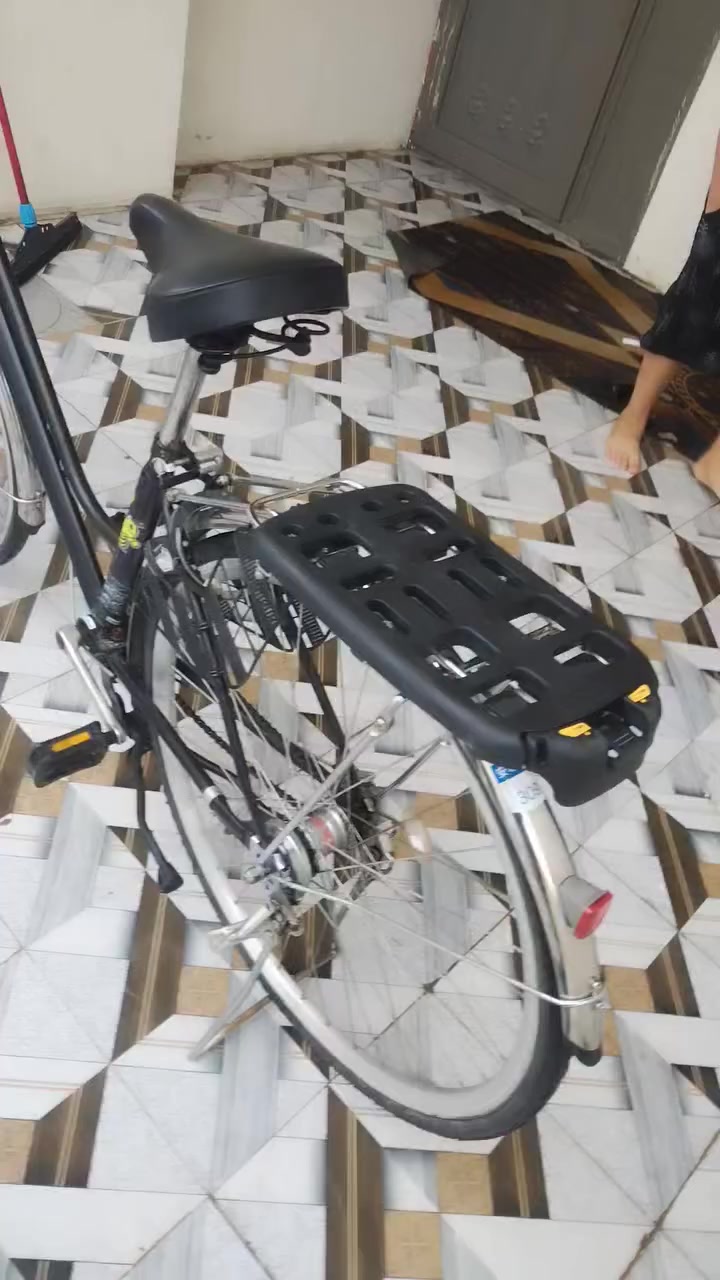 السلام عليكم بايسكلات للبيع بالرمادي شارع 40 يم ملعب الصوفيه اللي يريدها يتصل على هذا الرقم ***********
