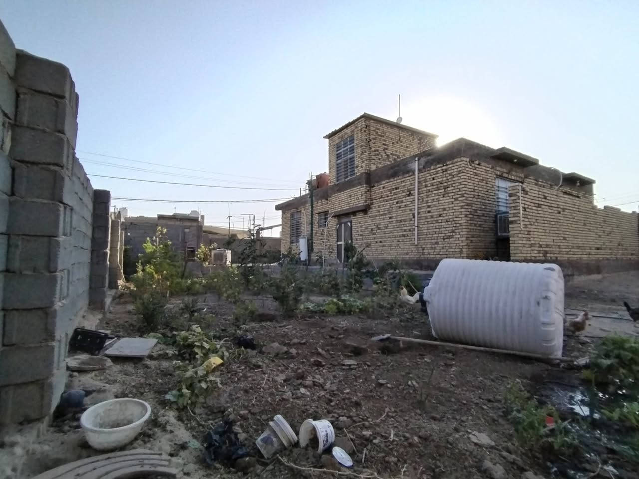 السلام عليكم بيت للبيع طريق يا حسين صاير بين عمود ١٣٣ وعمود ١٤٤ منطقه حلوه يمها اثنين مدارس وشوراع نضيفه
1.... مساحه البيت 600 متر ركن ع شارعين
2....مساحه البيت المبني ١٥٠ متر والباقي حديقه مرتبه ٢٠٠ ب الوره و ٢٠٠ كدام و ١٥٠ البيت ركن باجر عكبه تكدر اذا تريد تبيع منها
3....البيت ملبوخ وارضيه صب والسقف كونكريت شغل درجع أوله باقي تشطيبات تكملهن مساحه جبيره الحمدلله
4.... سبب البيع السفر
5.... سعر البيت مراسله صفحه او الاتصال وسعر زين
***********
