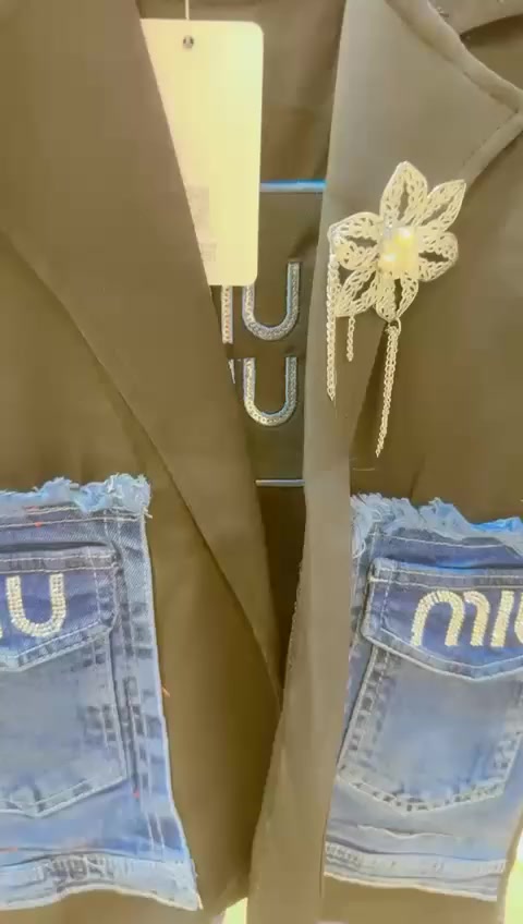 طقم وبدلات بناتي 🤍
عنوان المحل سوق شمري مقابيل طالب ابو الملابس 🤍 

واتساب ***********
