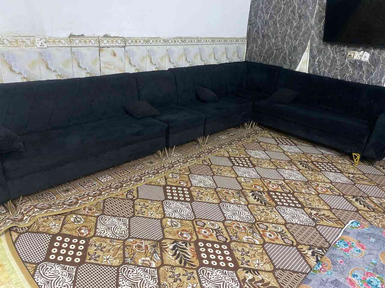 ديوان 10 مقاعد نضيف تكمة بدون اضرار موديل جديد العنوان بغداد***********بي وتساب
