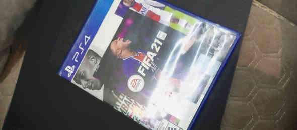 بلاي 4 سليم اون لاين للبيع السعر 350 وبما مجال قليل للطيبين مكان موصل الرقم الهاتف*********** نظيف 100%
