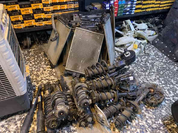 سلام عليكم 
اخوان محل تفصيخ كوري وامريكي جديد ومستخدم كامل للبيع العنوان بغداد كم ساره الاتصال على الرقم غير متواجد فيس 
***********
