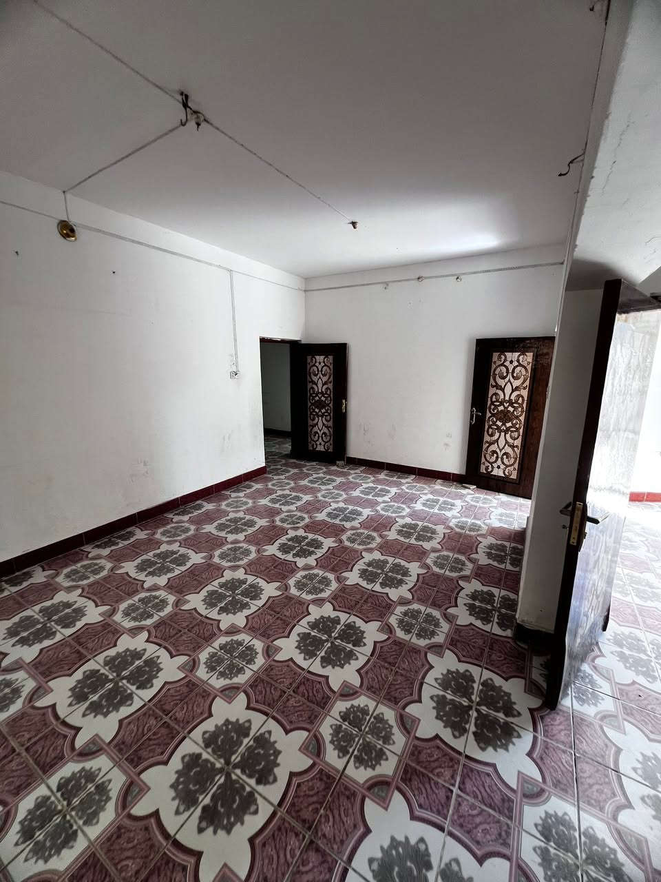 بيت طابق واحد بموقع استراتيجي (شارع السبيس)
معروض للبيع أو الإيجار، بأبعاد مميزة ومساحة واسعة تناسب أرقى المشاريع.
* الأبعاد والمساحات:
• المساحة الكلية: 350 متر مربع.
• مساحة البناء: 170 متر مربع.
• الواجهة: 25 متر (واجهة عريضة وممتازة تجارياً).
• النزال: 13 متر.
* تفاصيل العقار الداخلية والخارجية:
• التقسيم الداخلي: غرفتين، مطبخ، ديوانية مفتوحة على استقبال (شرحة ومساحة ممتازة لقاعات الانتظار أو المكاتب).
• التهوية والإضاءة: مناور تحيط بالبيت بالكامل لتوفير
إضاءة طبيعية ممتازة.
• المميزات الخارجية: حديقة، بالإضافة إلى محلات ملحقة جاهزة للاستثمار والإيجار.
العقار مثالي جداً ليكون
(مجمع طبي | مدرسة أهلية | حضانة نموذجية | مقر
لشركة | مخزن تجاري)
أ للاستفسار ولمزيد من المعلومات، يرجى الاتصال على الرقم:
***********(لايحتوي على واتساب )
