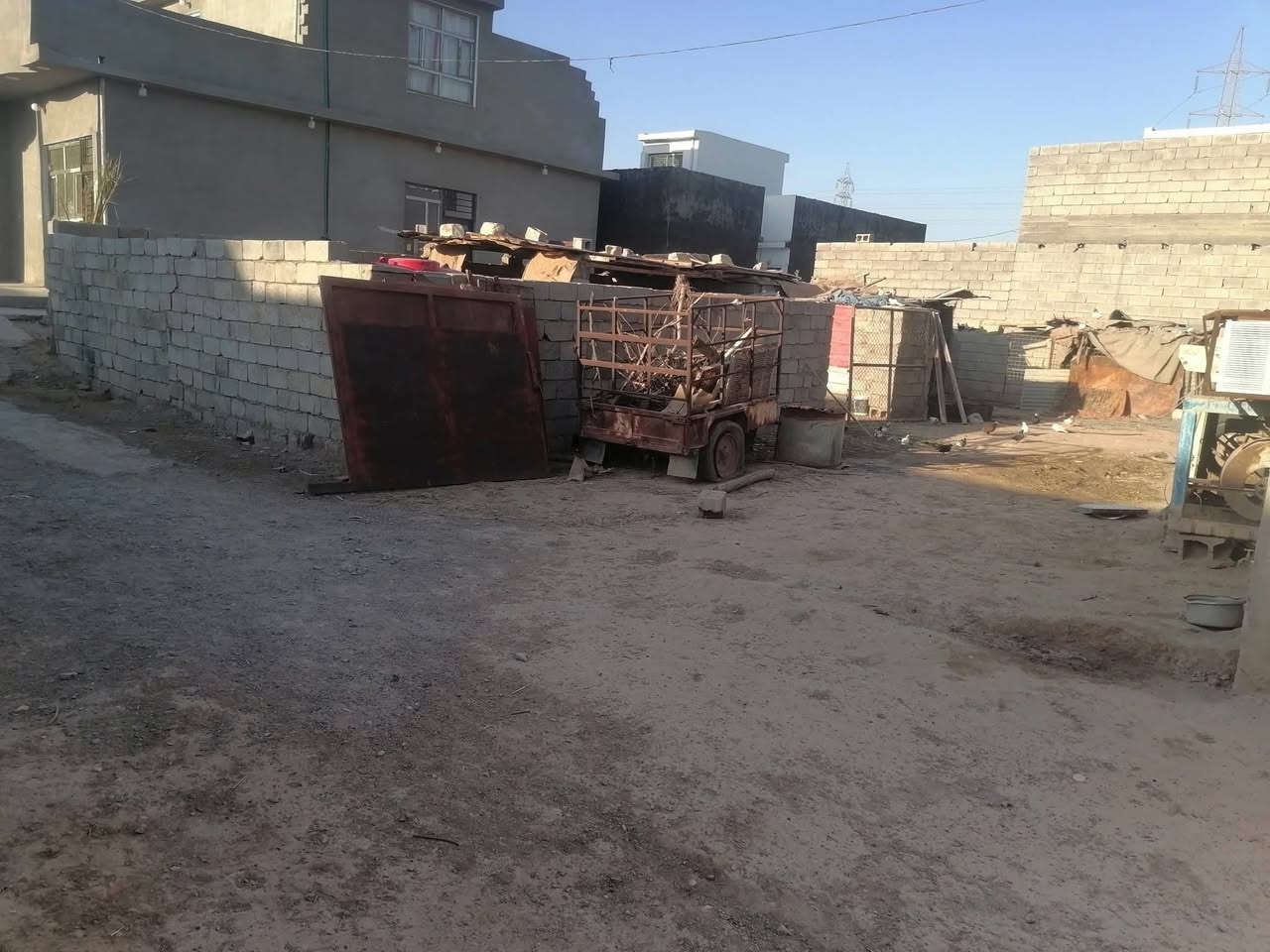 إسلام عليكم نص دونم وبي ٣ بيوت وقطعه 300 للبيع المكان الصناعه الثالثة منطقت العثمانيه شارع العوادل ***********0
