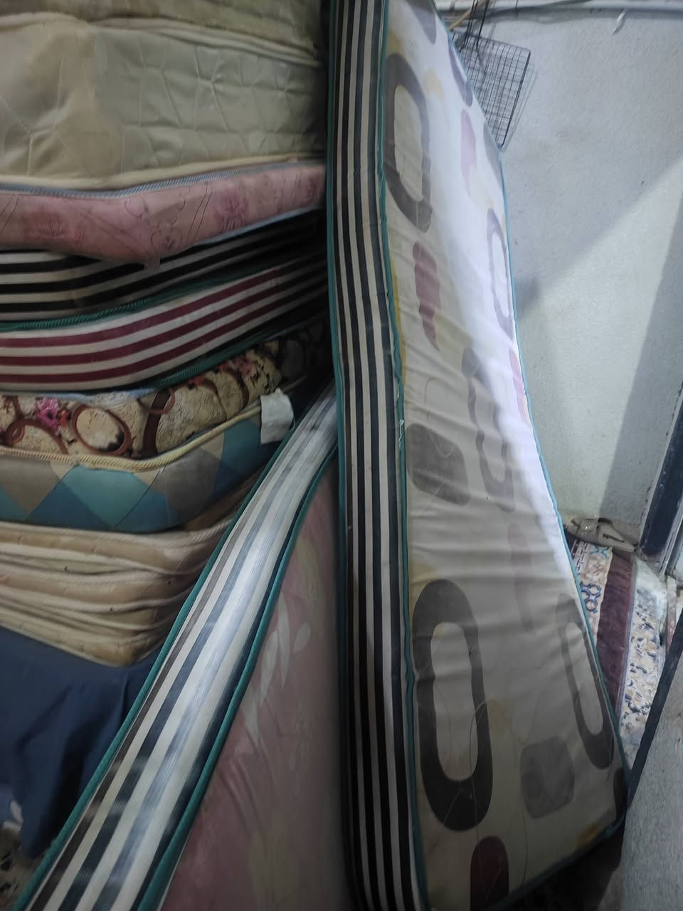 السلام عليكم دوشك عالي وناصي سفنج درجة اولى ستخدام قليل ابيع شلع عددهن 34  سعر الواحد 15 الف اجمعهن كلهن وبخدمتك ابيع كلهن شلع قطعة قطعتين مابيع رجاء رجاء ***********
