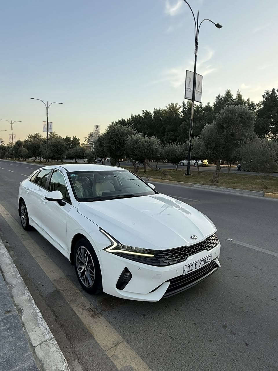 K5
موديل 2021 خليجي 
ضمان وكالة الدولية العراقيه
ماشيه 65 الف
محرك 2000 دوش 
تبريد قطعتين 
داخل ابيض 
ويل فراشه
حساسات امامي خلفي 
مود درايف 4 وضعيات قياده 
مري شفط 
اشاير بالمري 
السياره جديده جدا و مغلفه كلها من الشركة و نايلون الشركة بعده بيه 
بيه حالوب كلش بسيط بالقماره و الباقي مكفول و بيه بارد بسيط بالباب 
السعر 185 وبيه مجال مكاني بغداد 
***********
