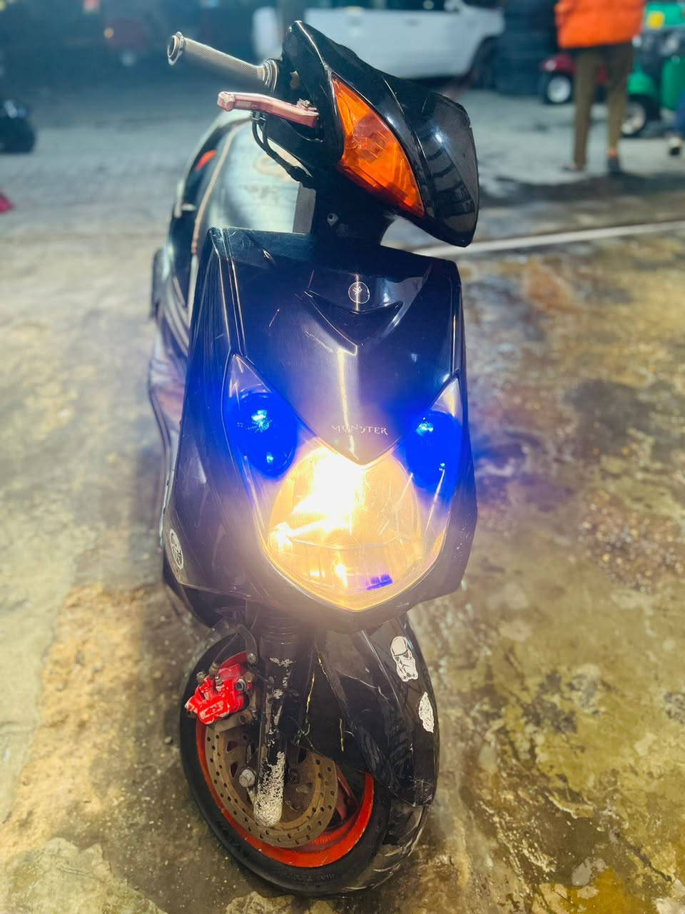 السلام عليكم سكنز فحل نوزل خطين دراجه بيها بوشه و كور رياضي و دراجه كل كامله كهربائيات كلها شغال بيها صالنصه بوري عدل دراجه للبيع او مراوس بشي مرتب رقمي ***********
