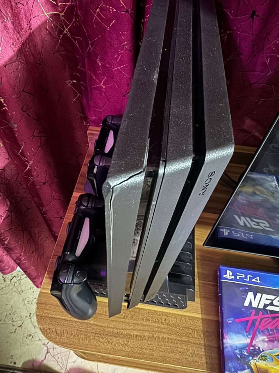 جهاز بلي فور برو وان تيرة جهاز وكع كفر مضرر مثل ما موضح بصورة ابيع جهاز مفتوح لين كفر نفتح رجعت طبكتة بيدي جهاز مكفول شغال مابي اي مشكلة قيم بل يرضي الله بدون اقراص بس جهاز وجوستك وايرات
***********
