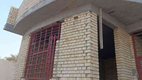 قطعة أرض للبيع ، في كربلاء
تقع في موقع مميز على شارع بغداد ، قرب مدينة سيد الأوصياء ، على شارع المشايه ، تبعد عن الشارع الرئيسي مسافة قريبه
علما انها قريبه للمدارس والمحلات التجاريه وتبعد مسافه قريبه عن الإمام الحسين
مساحة القطعه 450 متر ، الواجهه 12 متر
 تحتوي على بيت حديث ، مساحة تحت البناء 150 متر ، واجهة البيت 9 متر.

العقار مبني من الطابوق والأساس كونكريت مسلح حديث طابق واحد ، مهيئ لبناء طابقين
يحتوي البيت على : 2 غرف نوم + هول + استقبال + منور + مطبخ + مغاسل خارجيه وداخليه 
وتحتوي القطعه على حديقتين ، حديقه اماميه وحديقه خلف البيت
طابو 25
الخدمات كامله بقربها ماء اساله توصيل مباشرة للبيت وكهرباء رئيسيه وماء ومنطقه سكنيه كامله
يصلح البيت ك دار لزوار الامام الحسين او حسينيه أو سكن أو أي إستثمار اخر.
سعر القطعه كامله مع البيت 187 مليون وبيهه مجال
عند الشراء يسلم البيت كامل جاهز مع الكهرباء والماء وليس هيكل
للاستفسار الاتصال على الرقم
***********
***********
