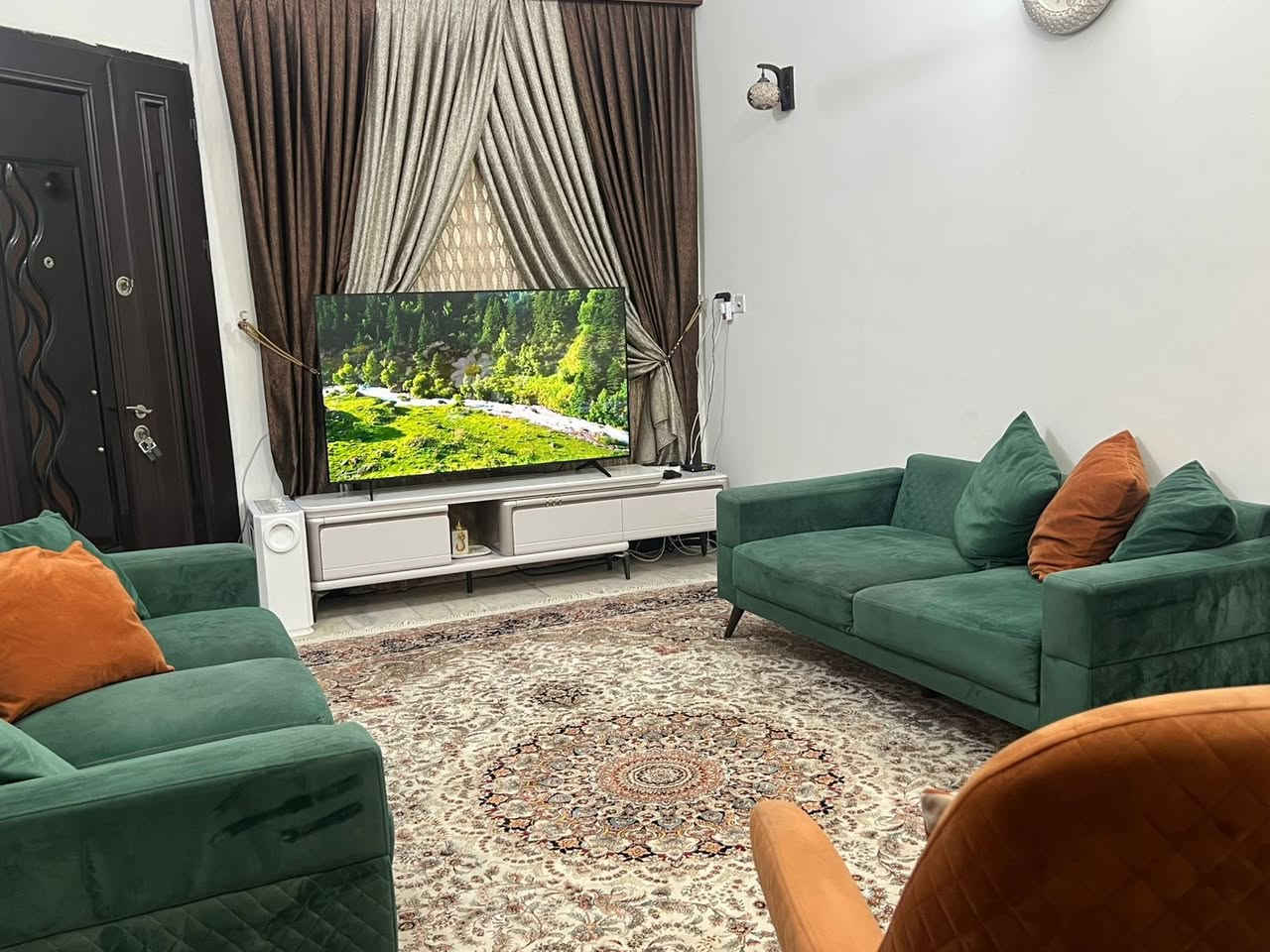 دار سكني للبيع في بعقوبه الجديده
شارع العمارات السكنيه
150متر الواجه 5متر 
بناء سنة 2016
طابقين ثلاث غرف نوم مع دورتين مياه 
للأستفسار ***********
