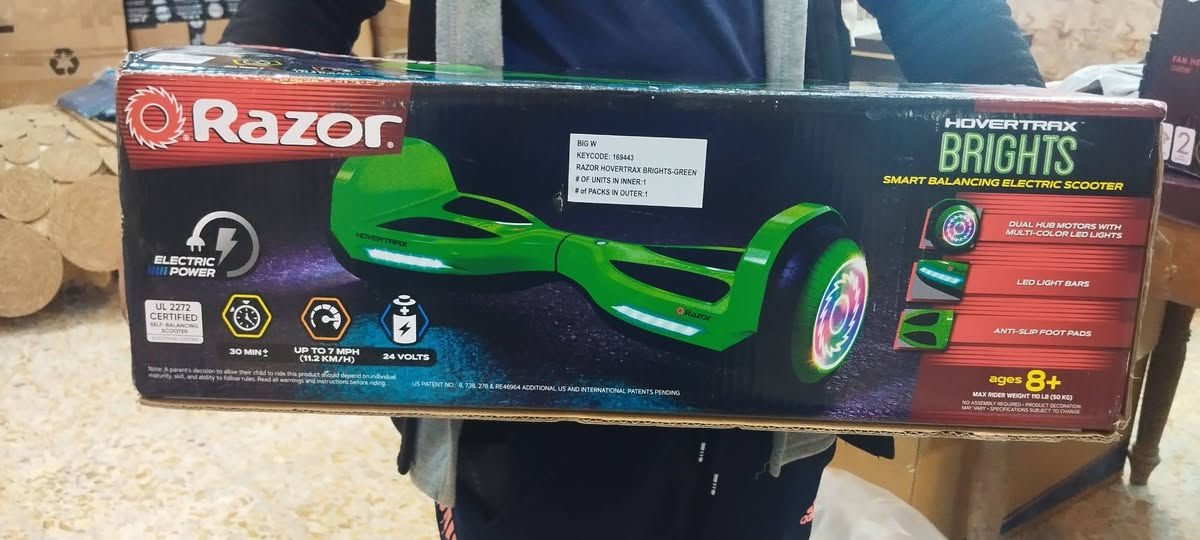 سكوتر كهربائي ذكي متوازن ذاتياً من ماركة Razor موديل Hovertrax Brights. 
السرعة: تصل إلى 7 ميل في الساعة (11.2 كم/ساعة). 
وقت التشغيل: ما يصل إلى 30 دقيقة من الاستخدام المستمر بشحنة واحدة. 
البطارية: نظام بطارية 24 فولت. 
المميزات: مزود بمحركات مزدوجة، مصابيح LED ملونة في العجلات، وقضبان إضاءة LED أمامية. 
الأمان: معتمد وفقًا لمعايير UL 2272 الخاصة بالسلامة الكهربائية، ومناسب للأعمار من 8 سنوات فما فوق بوزن أقصى 50 كجم.


**إذا كنت صاحب هذا الإعلان وتريد حذفه لأي سبب، رجاءا أرسل رسالة إلى الدعم الفني**