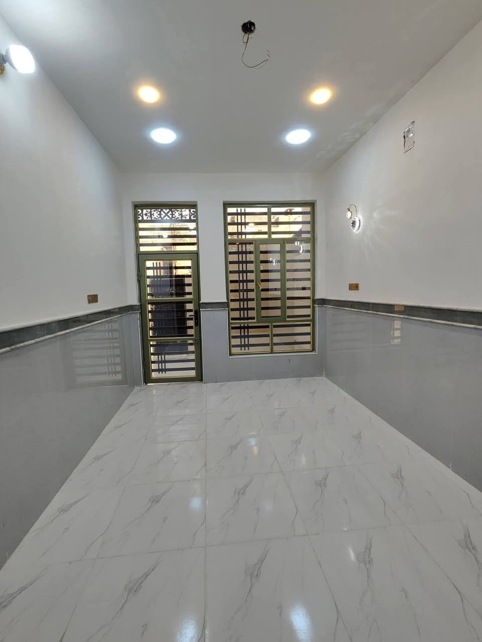 دار ١٠٠م امغربه خلف الشارع العام طابق ونصف غرفتين نوم وصالتين فوك وجوه  واستقبال ومطبخ وصحيات داخليه وخارجيه
***********
