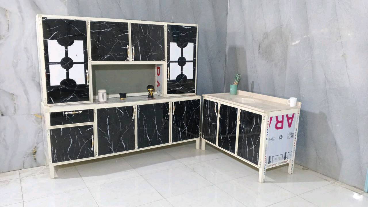 عندي مجموعة متنوعة من كاونترات المطبخ الجديدة بتصاميم وألوان مختلفة لتناسب جميع الأذواق. الكاونترات متوفرة بأشكال حديثة وعصرية ومواد متينة تضمن لك الجودة العالية والاستخدام الطويل. تتوفر بالألوان الأحمر، الرمادي، الأبيض والألوان الرخامية المختلفة التي تضيف لمسة من الأناقة إلى مطبخك.