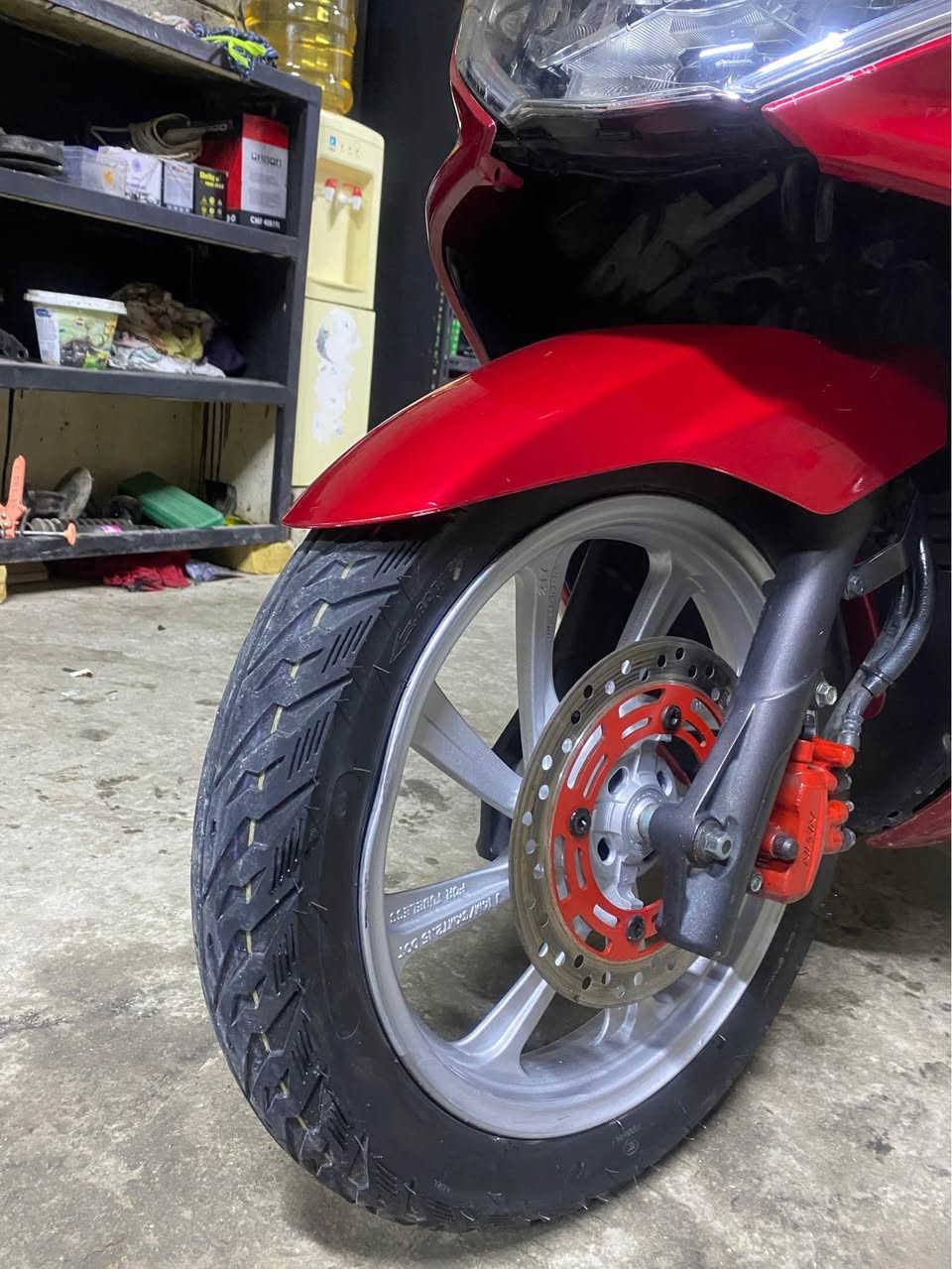 سلام عليكم دراجه pcx للبيع محرك 125 الداجه حلوه ومرتبه وعلى ايدي بيه كلج خلفي وبيه وبدلت اله واتر بم جديد حلوه ومرتبه وشوفت عينك سعر 12 ورقه وهلا بل جاي بخدمته عنوانه بغداد الشعلة رقم الهاتف *********** بغداد, العراق

