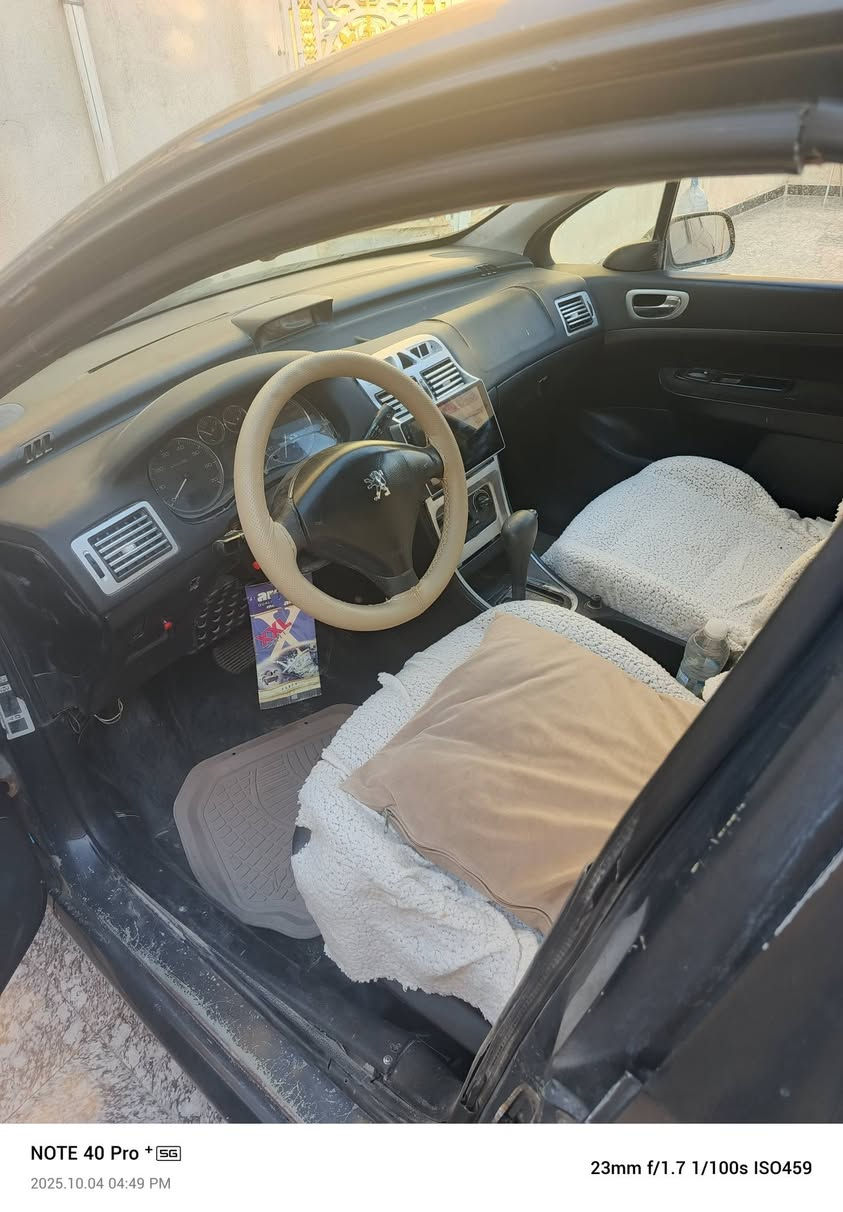 السلام عليكم
بيجو ٣٠٧ رقم بغداد حائز ثالث وحائزها بالبصرة سنويتها ضايعة وبيها بلاغ السيارة محرك خابط ابيع على وضعها سعرها ٢٠ قفل 
***********
***********
