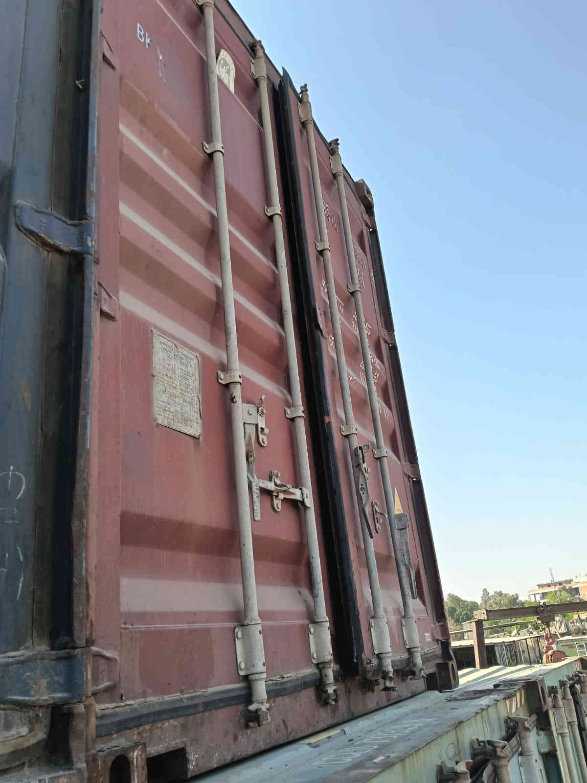 سلام عليكم حاويات 12 متر نضيفه سعر 25 ورقه مكان بغداد ***********
