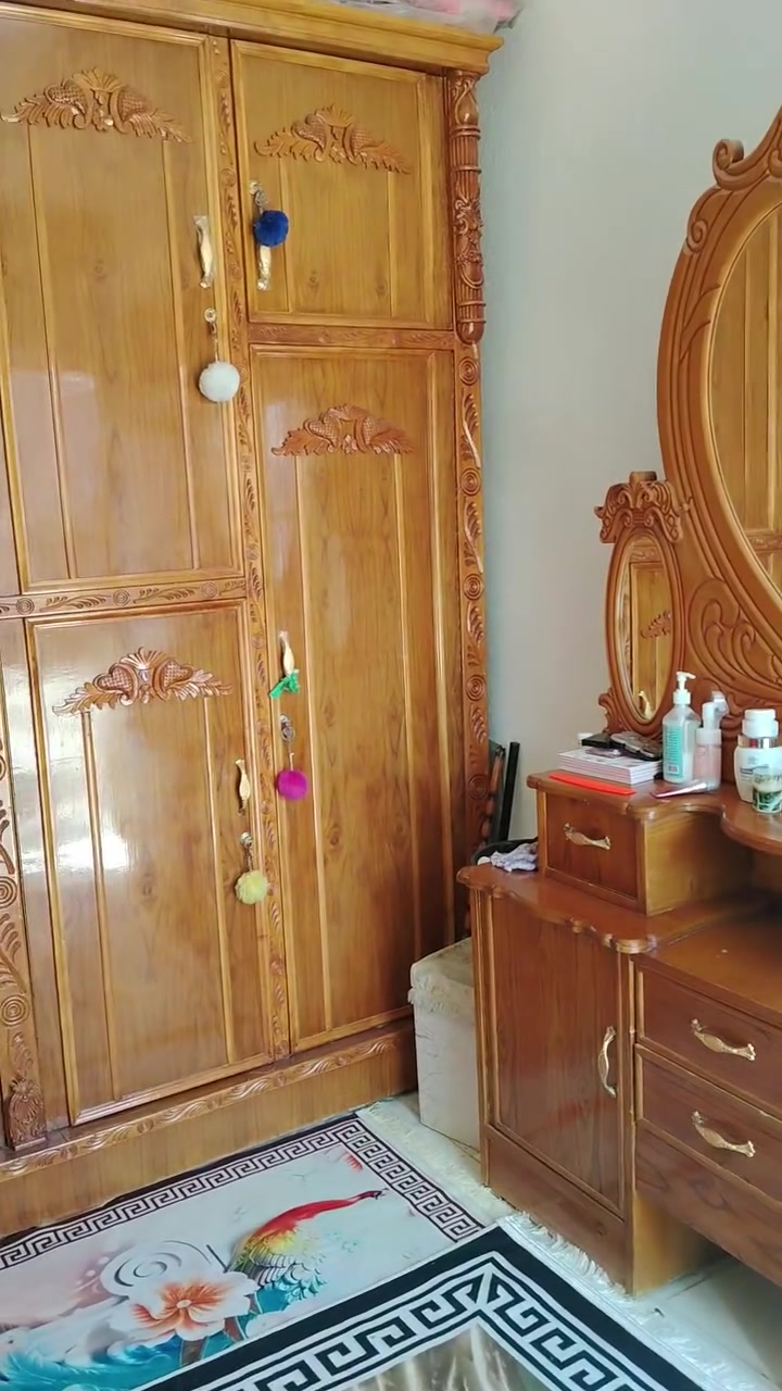 يا الله سلام عليكم غرفه نوم جديده مستخدمه 6 اشهر والله تحتوي على 7قطع+دوشك 3طوافق تصوير كامره عاديه مكان كوت حي الجوادين مقابيل السياسيين اتصل وبيك خير وتدلل ***********
