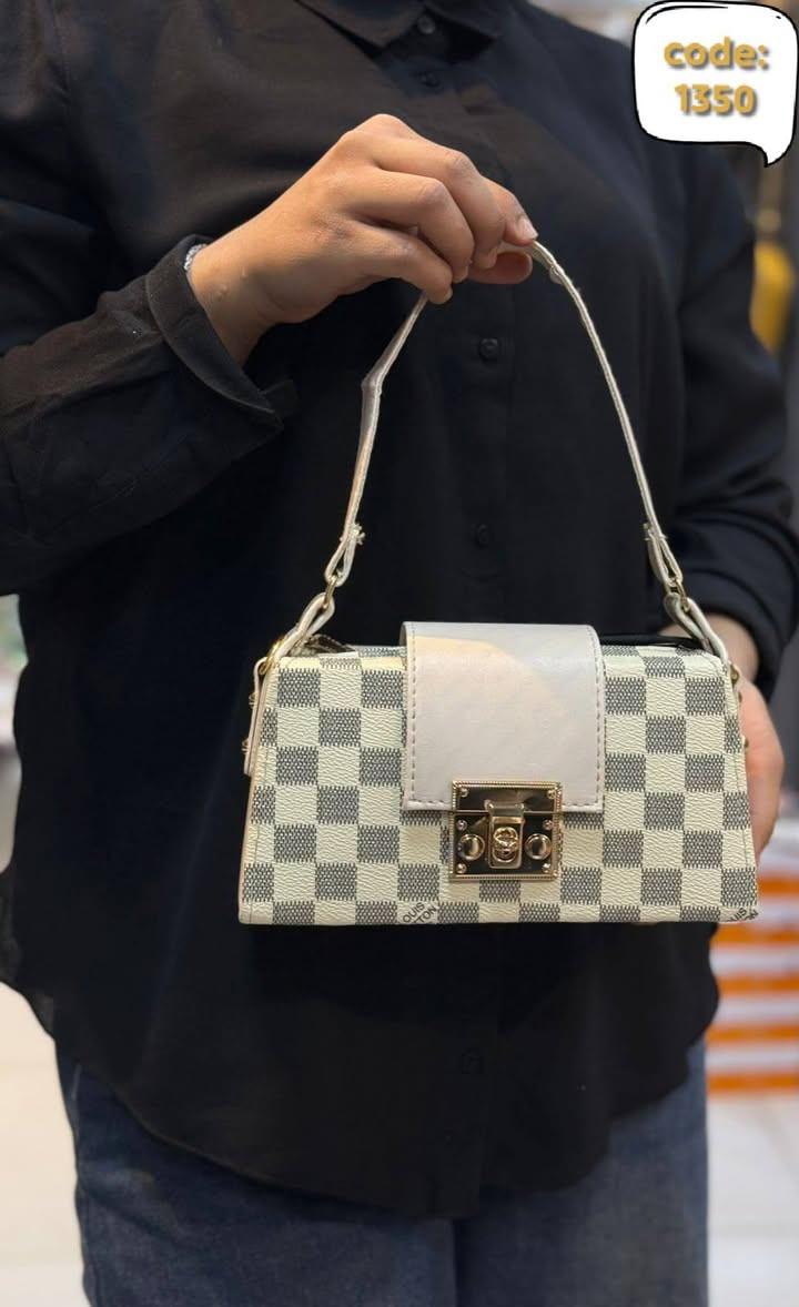 للبيع جملة فقط...
حقائب نسائية
العنوان: كربلاء حي تحدي  خلف هيئة الإعلام والاتصالات 
المبيع يكون الموديل بألوانه لايوجد إختيار ألوان
ملاحظه:- اذا كانت الحقيبة غير مطابقة مع الصور تسترجع
لدينا نقليات وتوصيل جميع محافظات العراق
للحجز والاستفسار خاص 
او إتصال ع
***********/***********
ملاحظة:- لا نتعامل بالدين مطلقا بدون احراج اي شخص لا يطلب بالدين
المبيع نقدااا وشكرا
