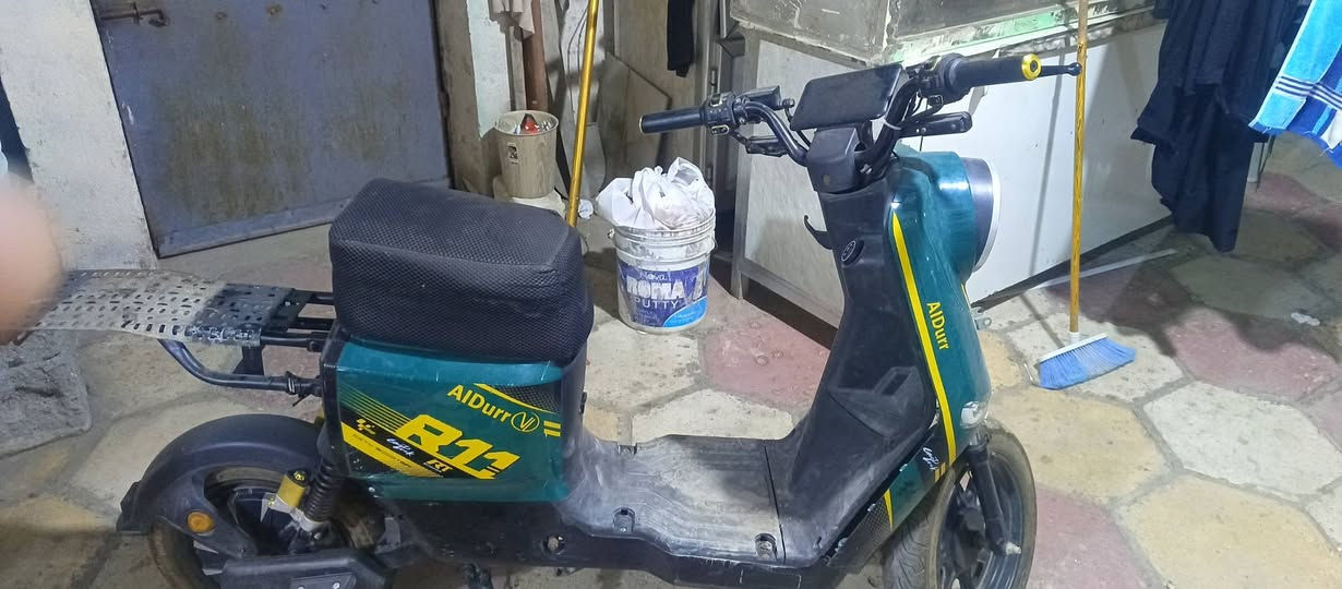 السلام عليكم شباب دراجه R11بدون بطاريات اشاره تشتغل على ابريك ما اعرف شنو سبب دراجه. كومه حديد السعر 250وبيه مجال تواصل ***********
