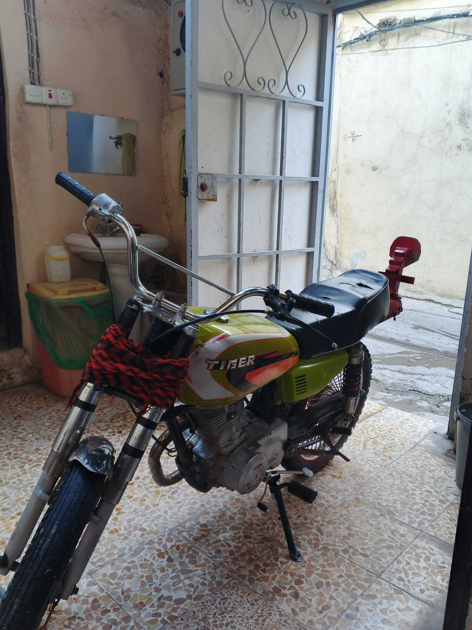 ماطورخمس تسعات بارت عيتاني نظيف للبيع السعر 225الف وبي مجال الاتصال على الارقام ***********/***********
