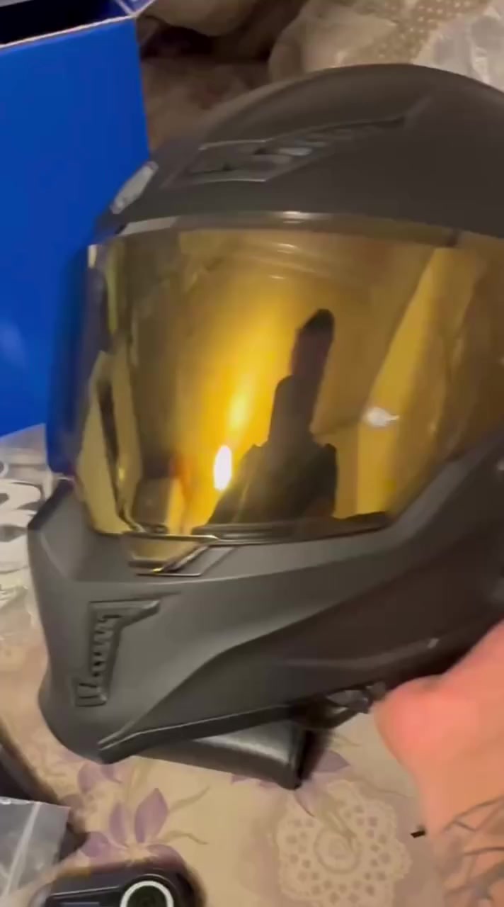 خوذة iLm mf 509 نظافة 95% سيتم صوت Q08 عليها بيها شخوط خفيفه بالجامه البرونزيه كارتون وملحقاتها كامله الشفافه ومانع الضباب والستيكرات بعدهن ممفتوحات السعر 290 وبيها مجال قليل صارت عليه 340 مكاني بغداد المنصور ***********
