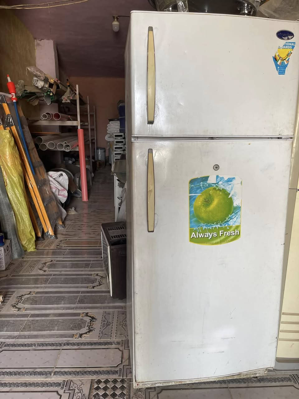 مكينه خياطه هيه والميز  صناعه ايطاليه 
شرط الشغل 40
وثلاجه كونكورد لبناني اصلي حجم الكبير 220
اسعار جدا مناسبه وعفحص
للاستفسار ***********
