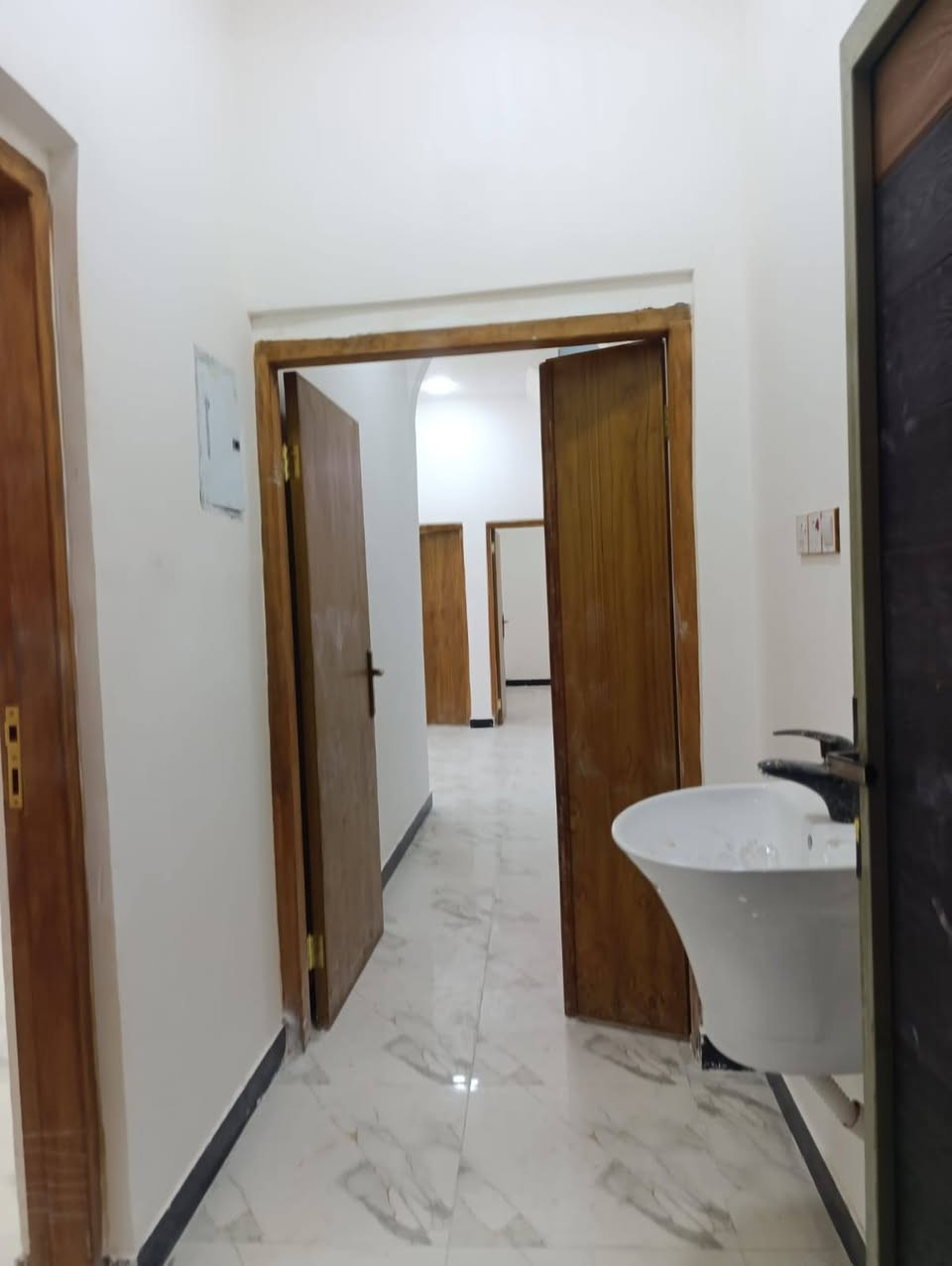 📢دار للبيع 
📍الموقع شط العرب -الجزيره - شارع الصقر
🛑 المساحة (165متر) 
🔸المحتويات:- غرفتين(2)وصاله ومطبخ وحمام واستقبال وگراج 
✳️السعر(75)وبي مجال 
للستفسار ☎️(***********📱)
