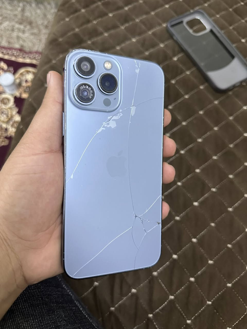 سلام عليكم 
ايفون 13برو ماكس على ايدي 
شرق اوسط  بطارية 73
ذاكرة 256
ظهر مكسورمثل ماموضح بصورة  وشاشة مبدلة فقط 
السعر 515الف وبي مجال 
مكاني بغداد حي الجامعة 
***********
