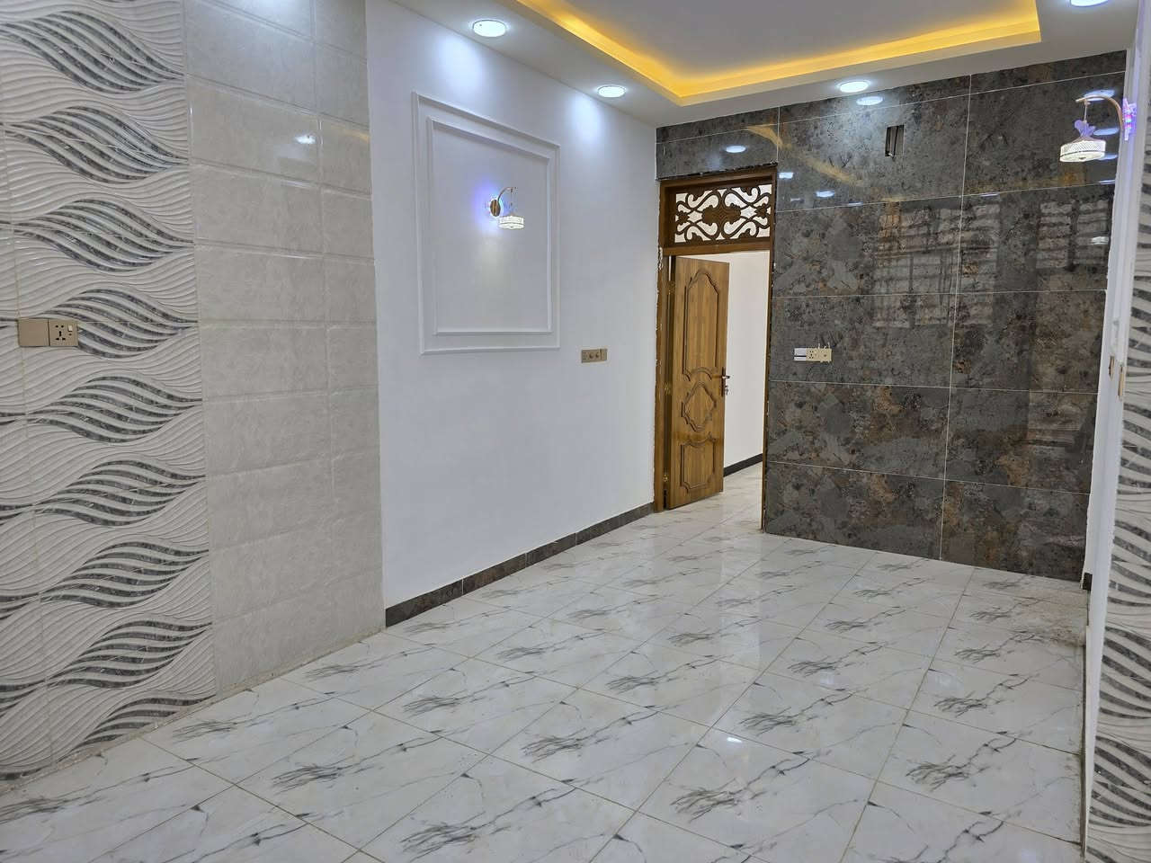 متابعينا الأفاضل 
 للبيع دار جديد 50m في حي #الوفاء موقع جيد  ويحتوي على غرفتين نوم الاولى ارضي والثانية بالطابق الاول (سويت) .
ثاني عقار عن شارع 20 و الساحة التي يقع فيها مركز شرطة الوفاء.
السعر 102 مليون قابل للتفاوض 
عنوان المكتب سايدين سلام -جامعة مقابل صيدلية الكوخ .
ارقامنا للتواصل
***********
***********
